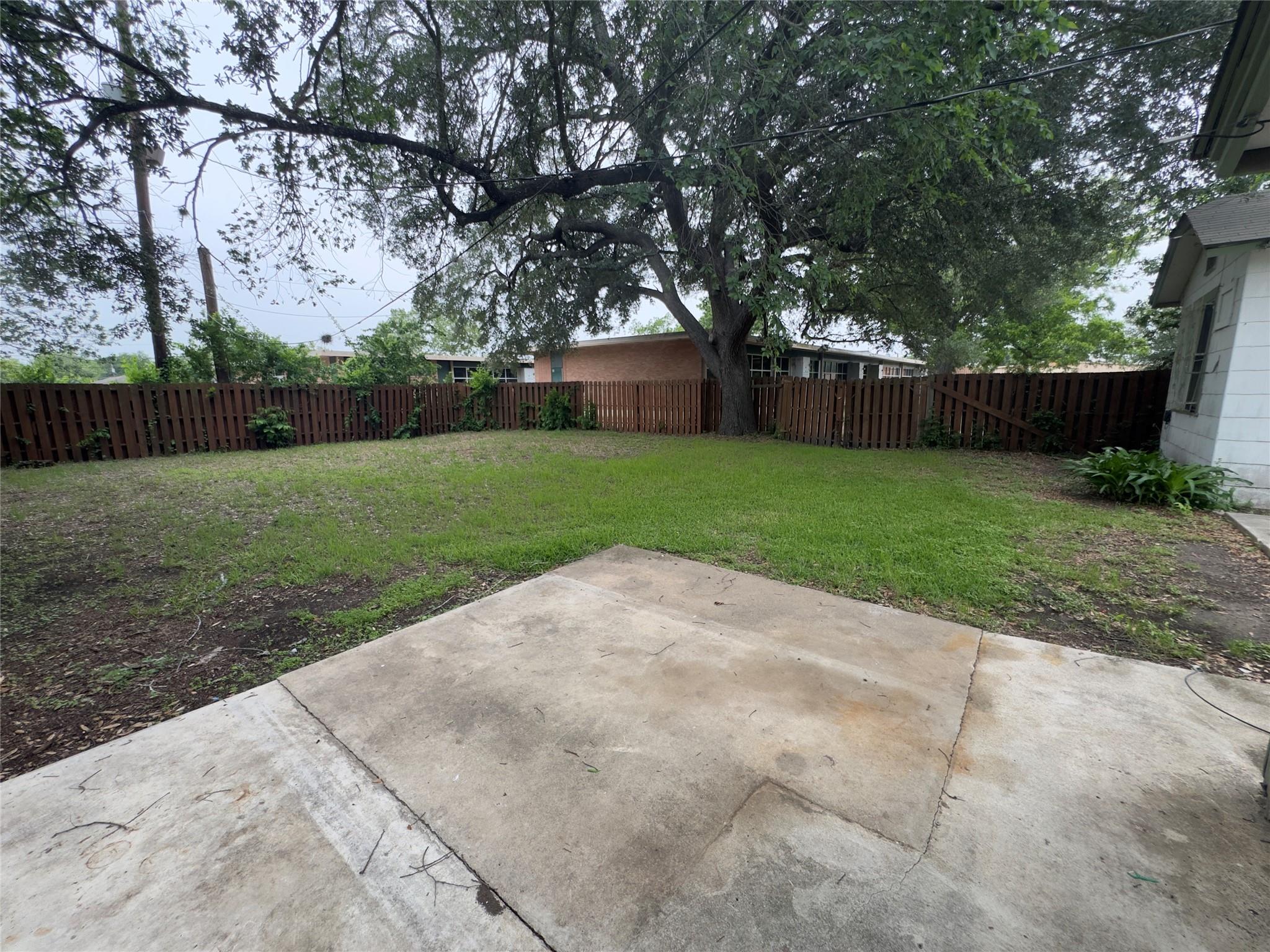 306 Bowie St, Luling, TX 78648
