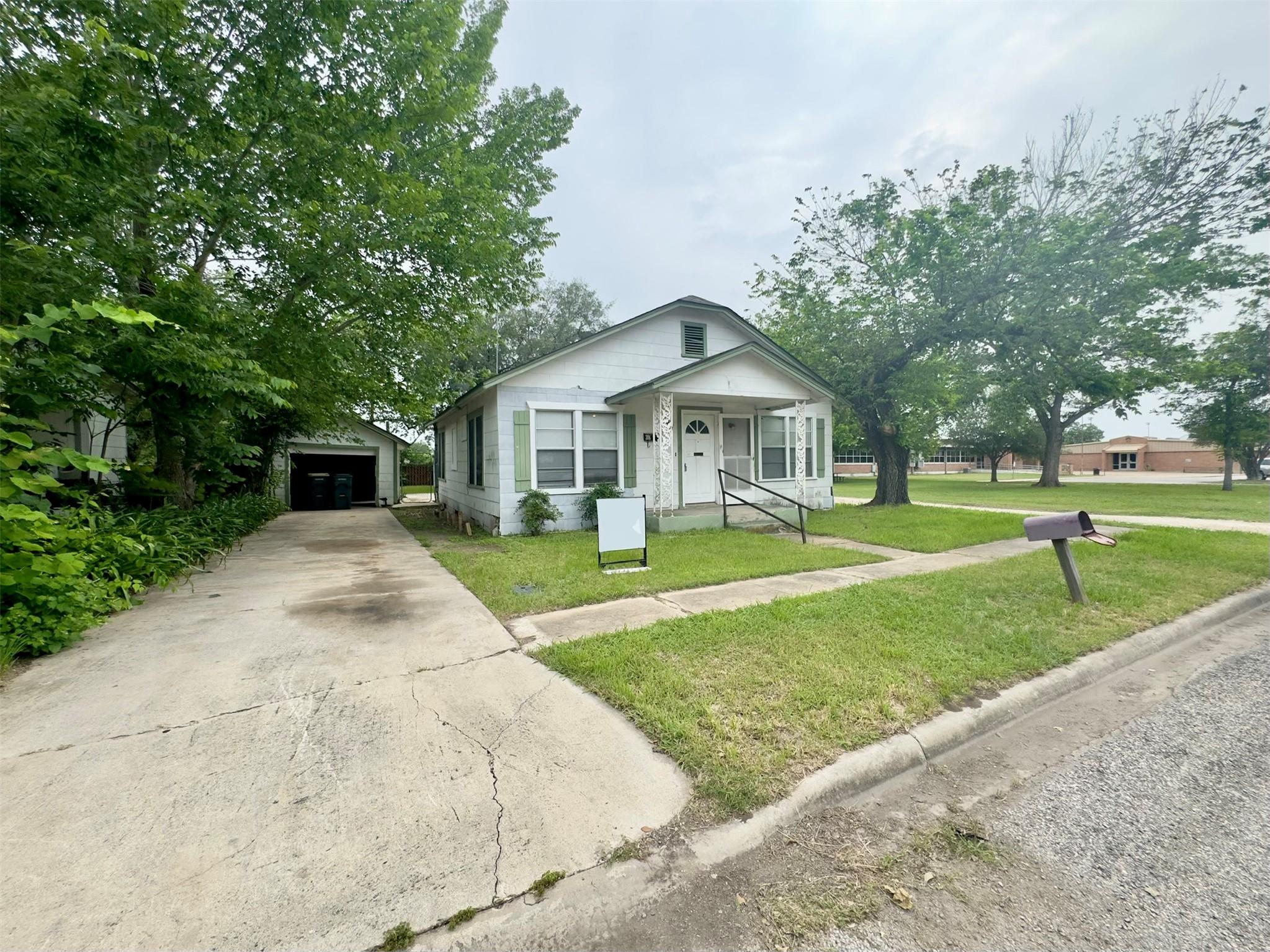 306 Bowie St, Luling, TX 78648