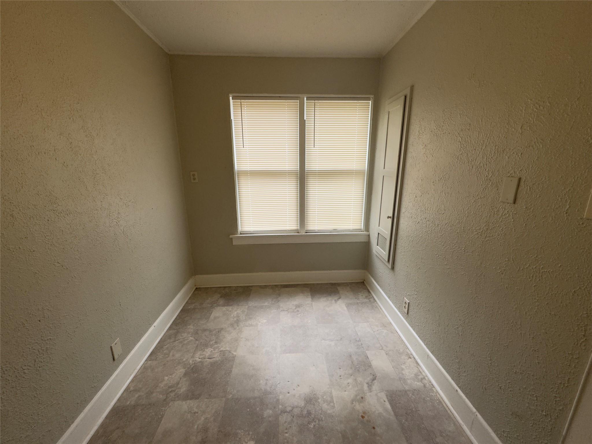 306 Bowie St, Luling, TX 78648