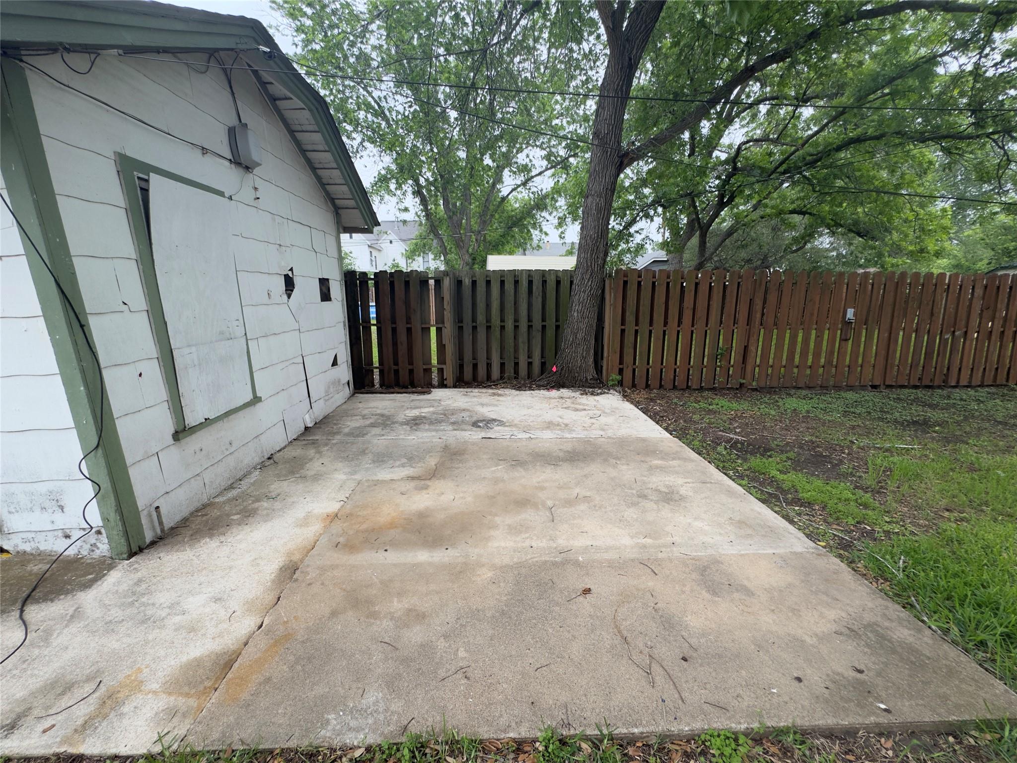 306 Bowie St, Luling, TX 78648