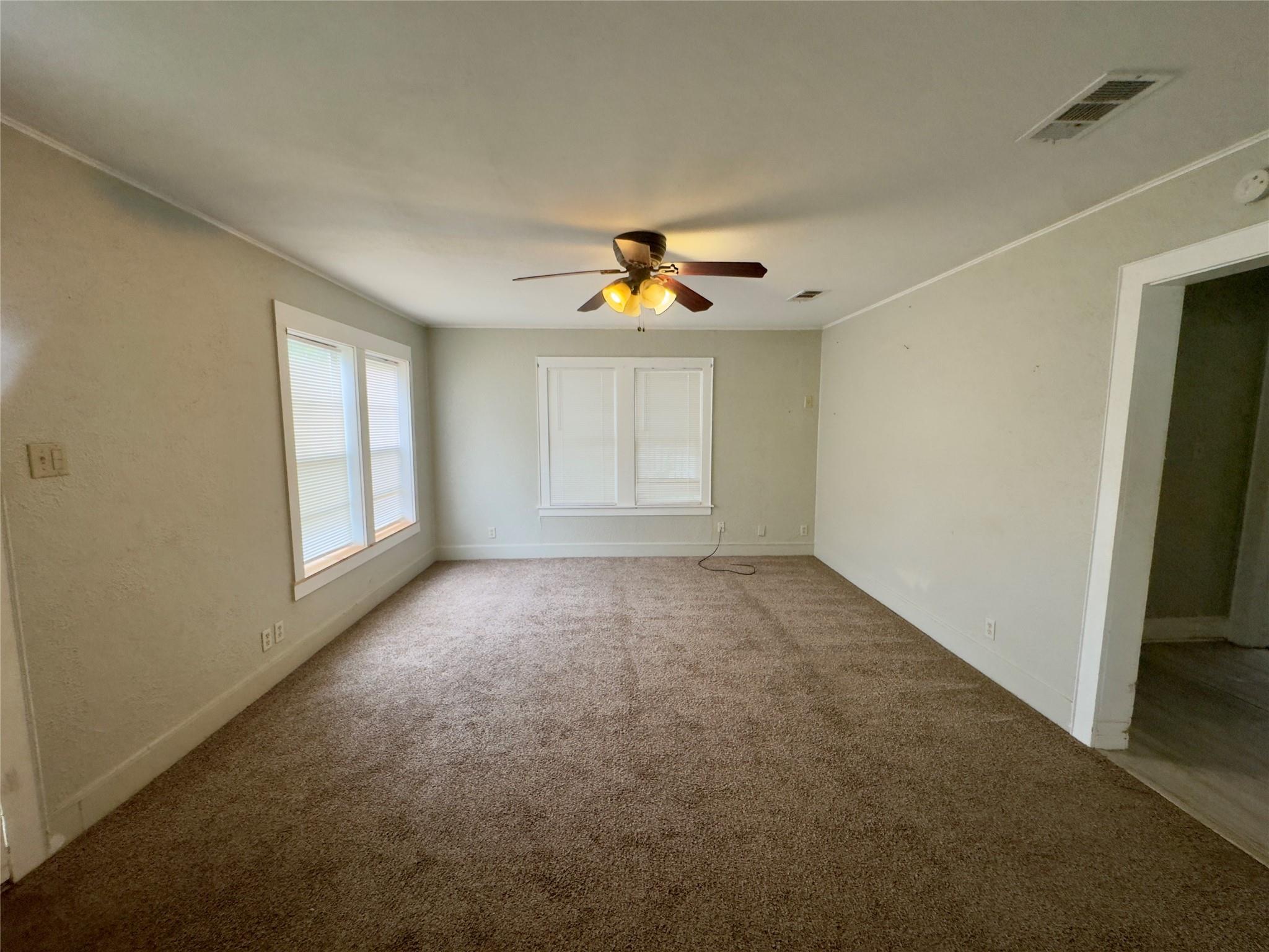 306 Bowie St, Luling, TX 78648