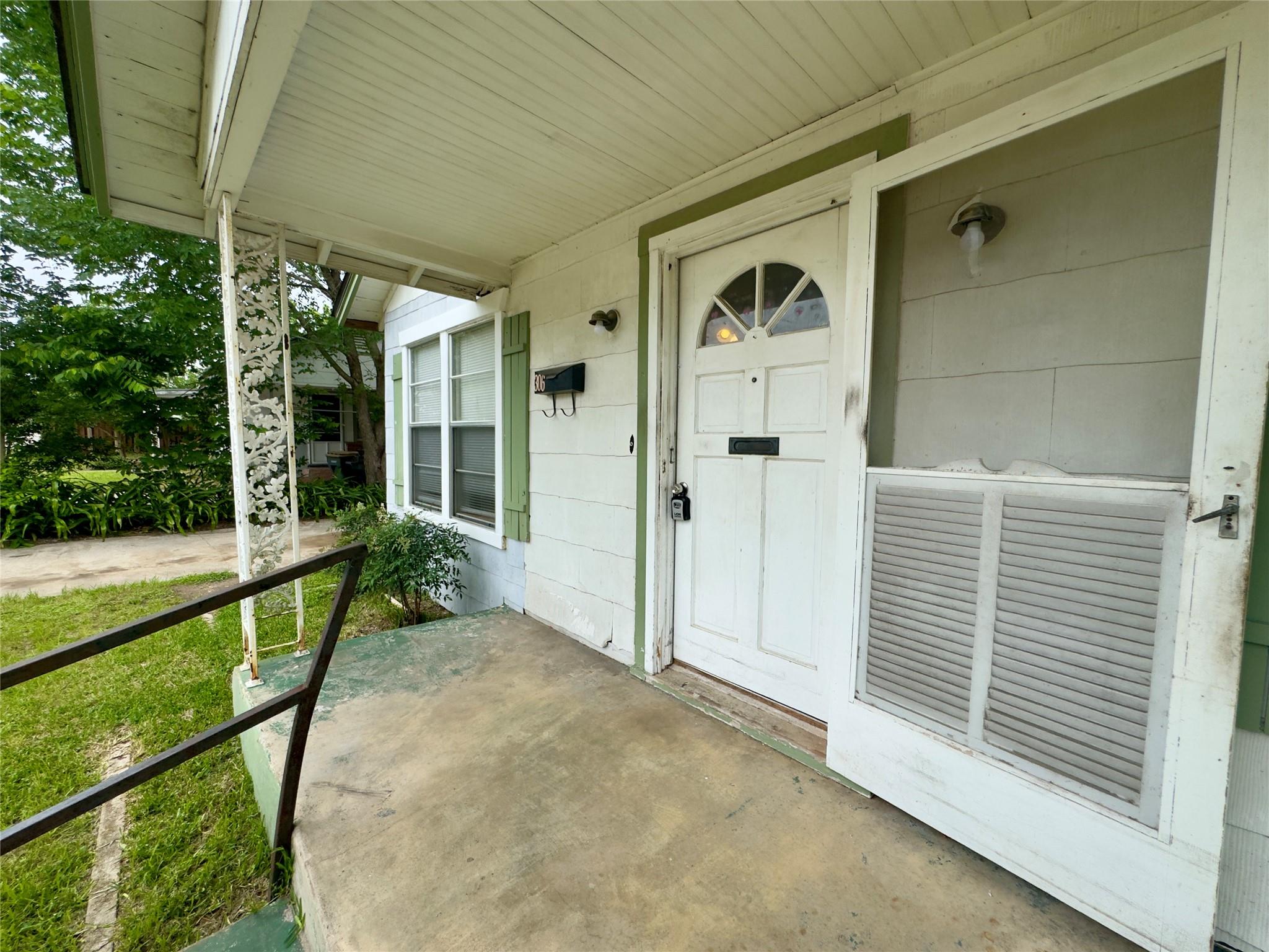 306 Bowie St, Luling, TX 78648