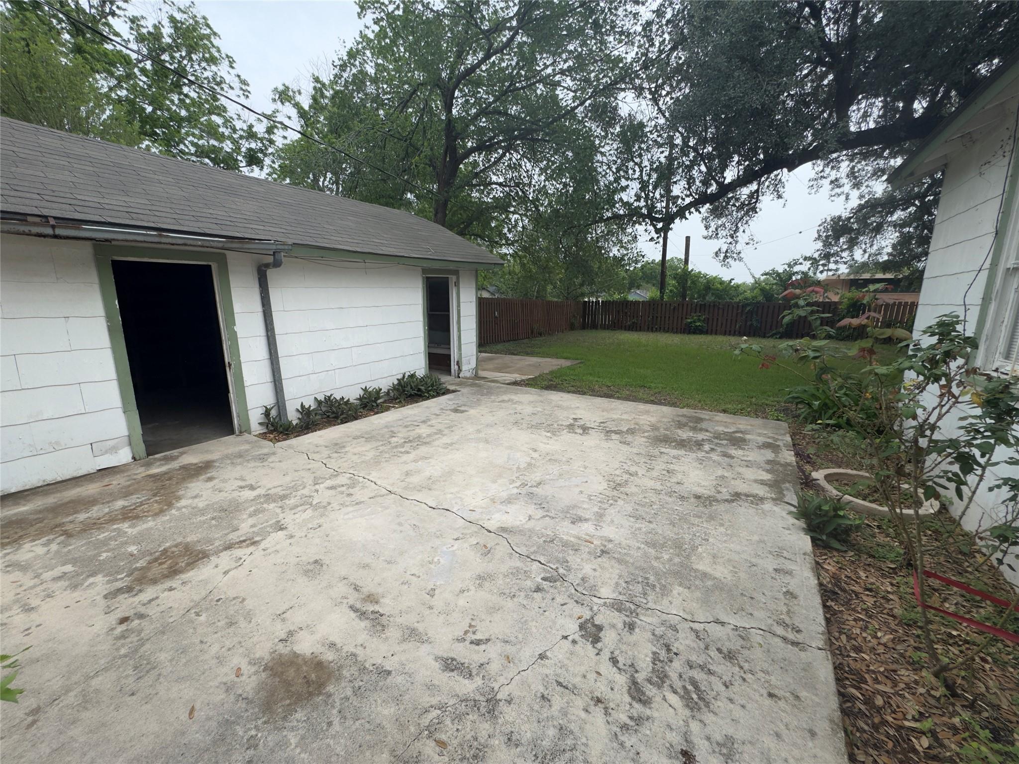 306 Bowie St, Luling, TX 78648