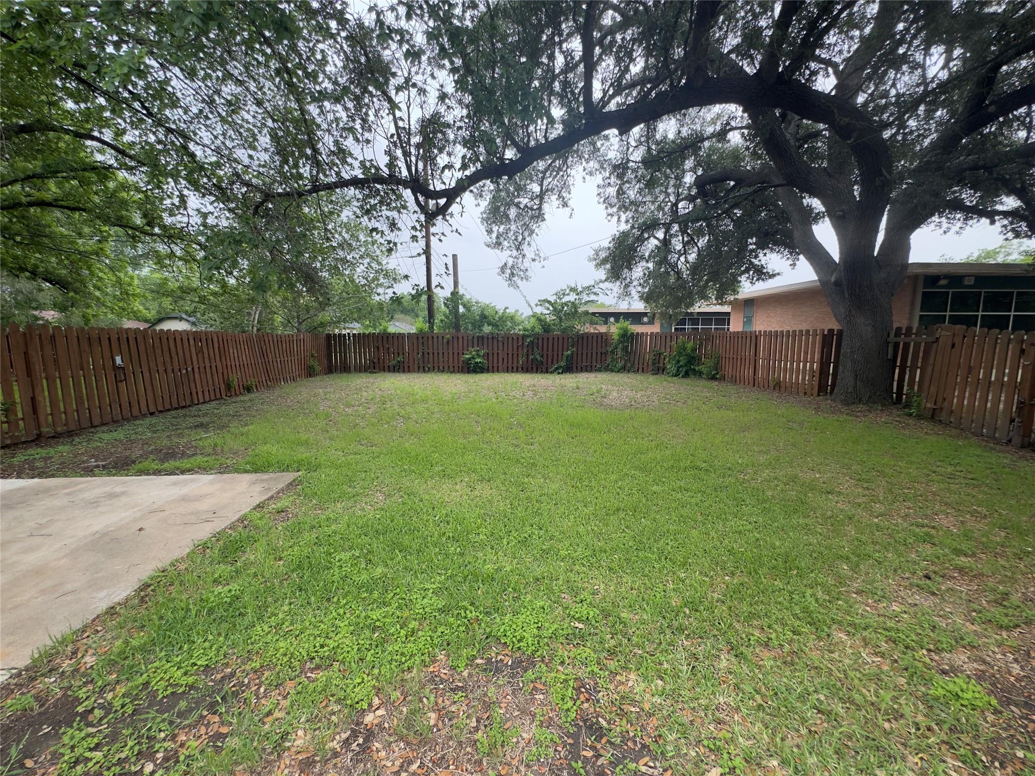 306 Bowie St, Luling, TX 78648