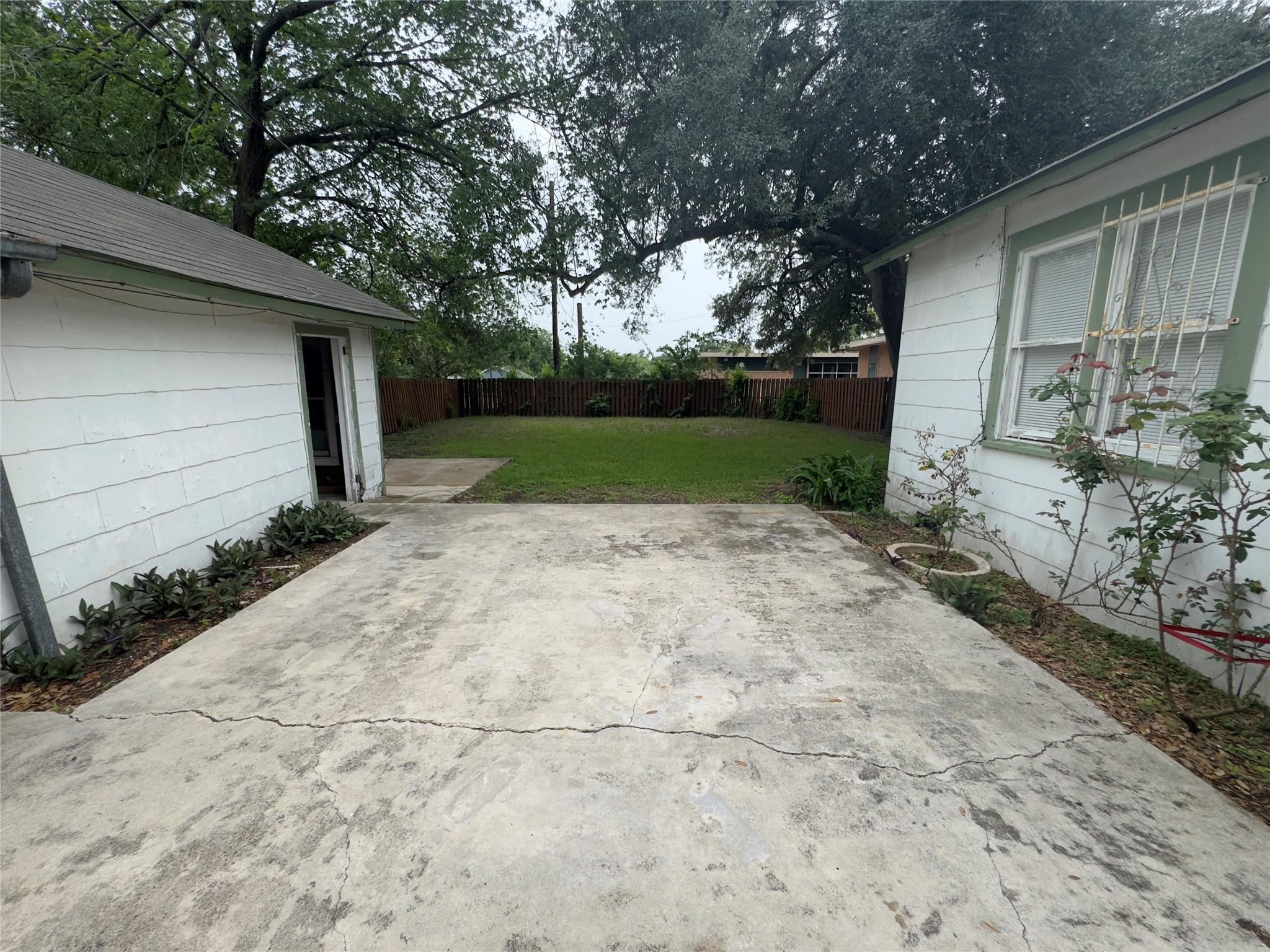 306 Bowie St, Luling, TX 78648