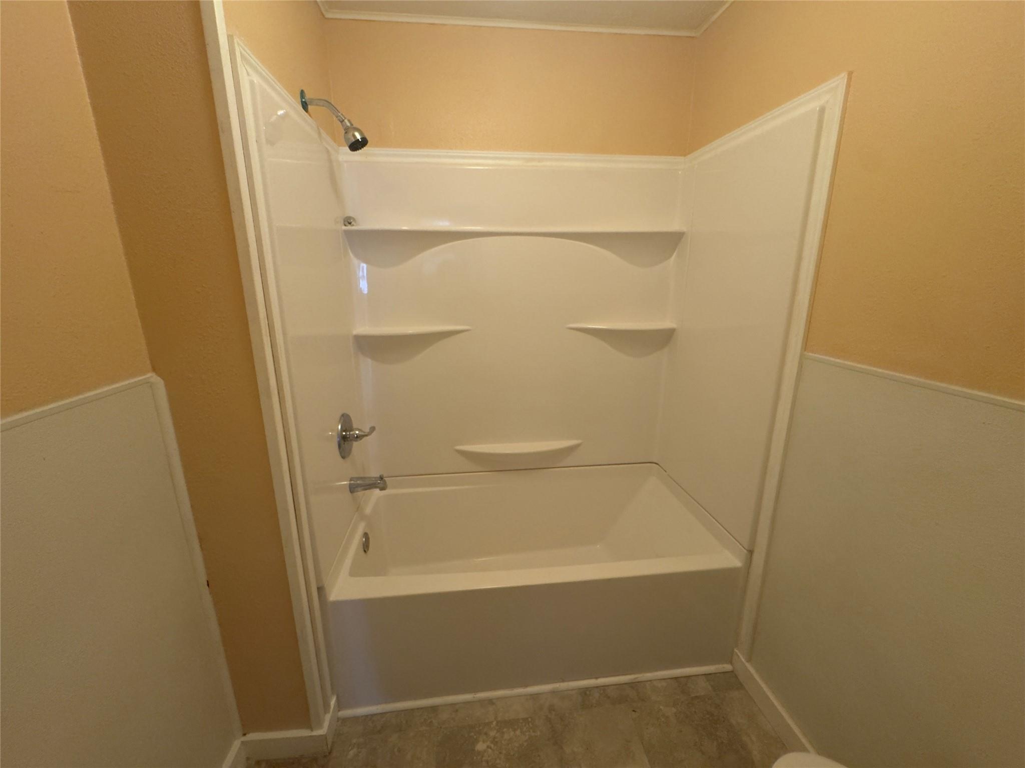 306 Bowie St, Luling, TX 78648