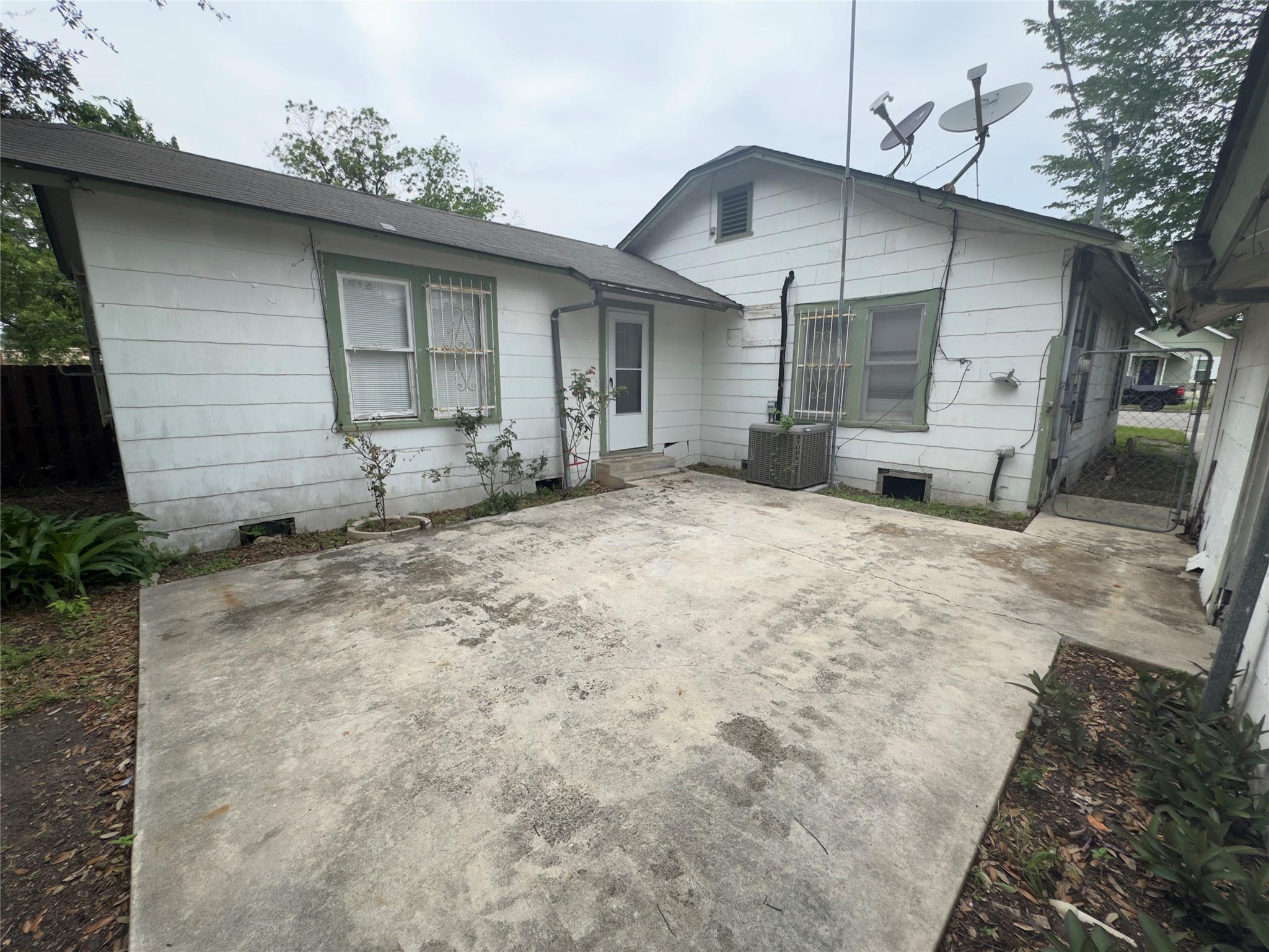 306 Bowie St, Luling, TX 78648