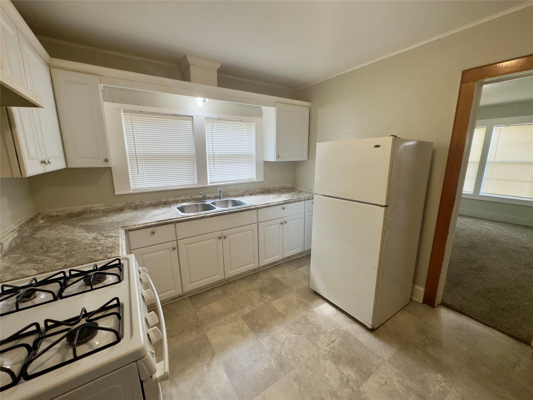 306 Bowie St, Luling, TX 78648