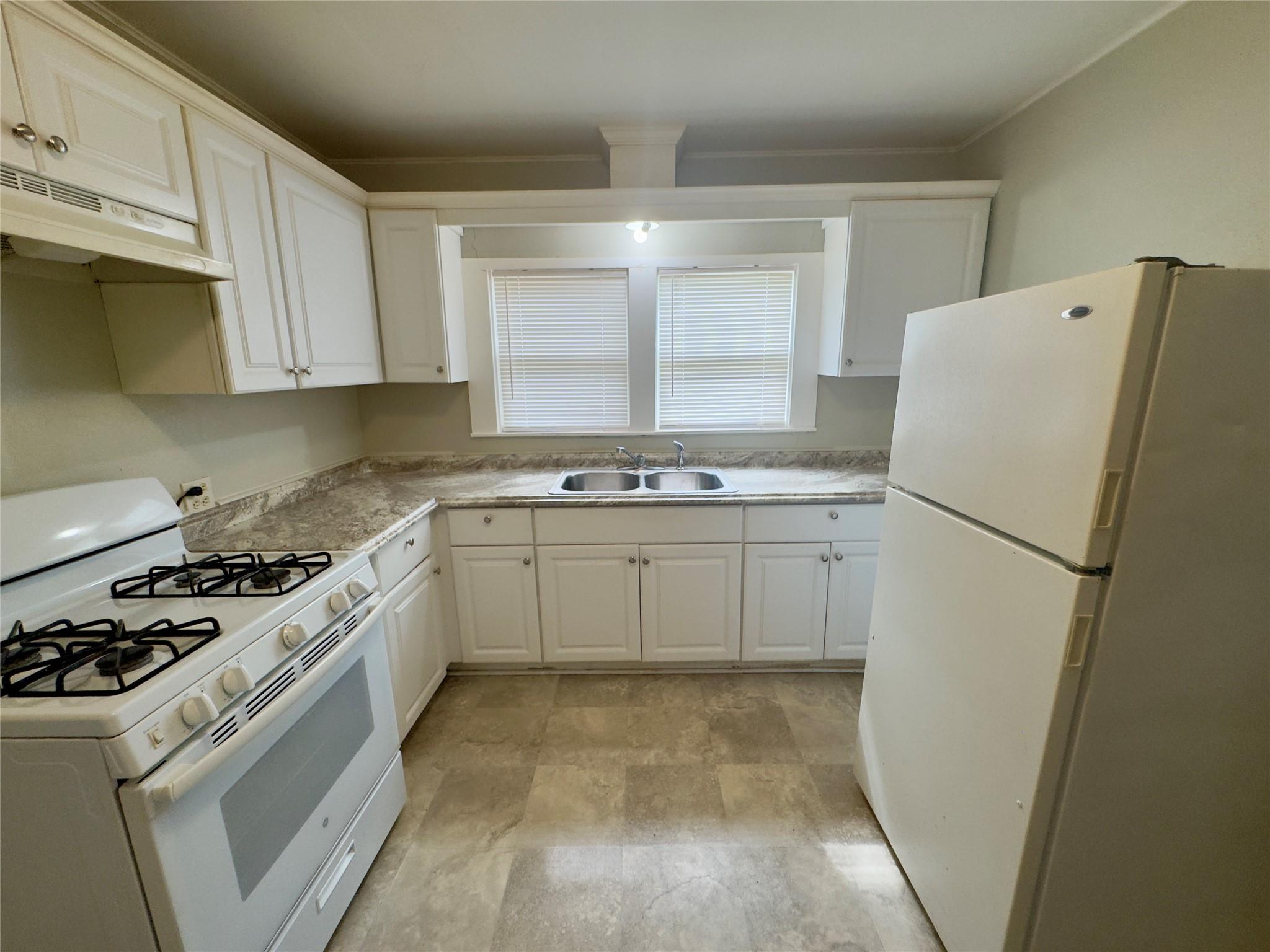 306 Bowie St, Luling, TX 78648