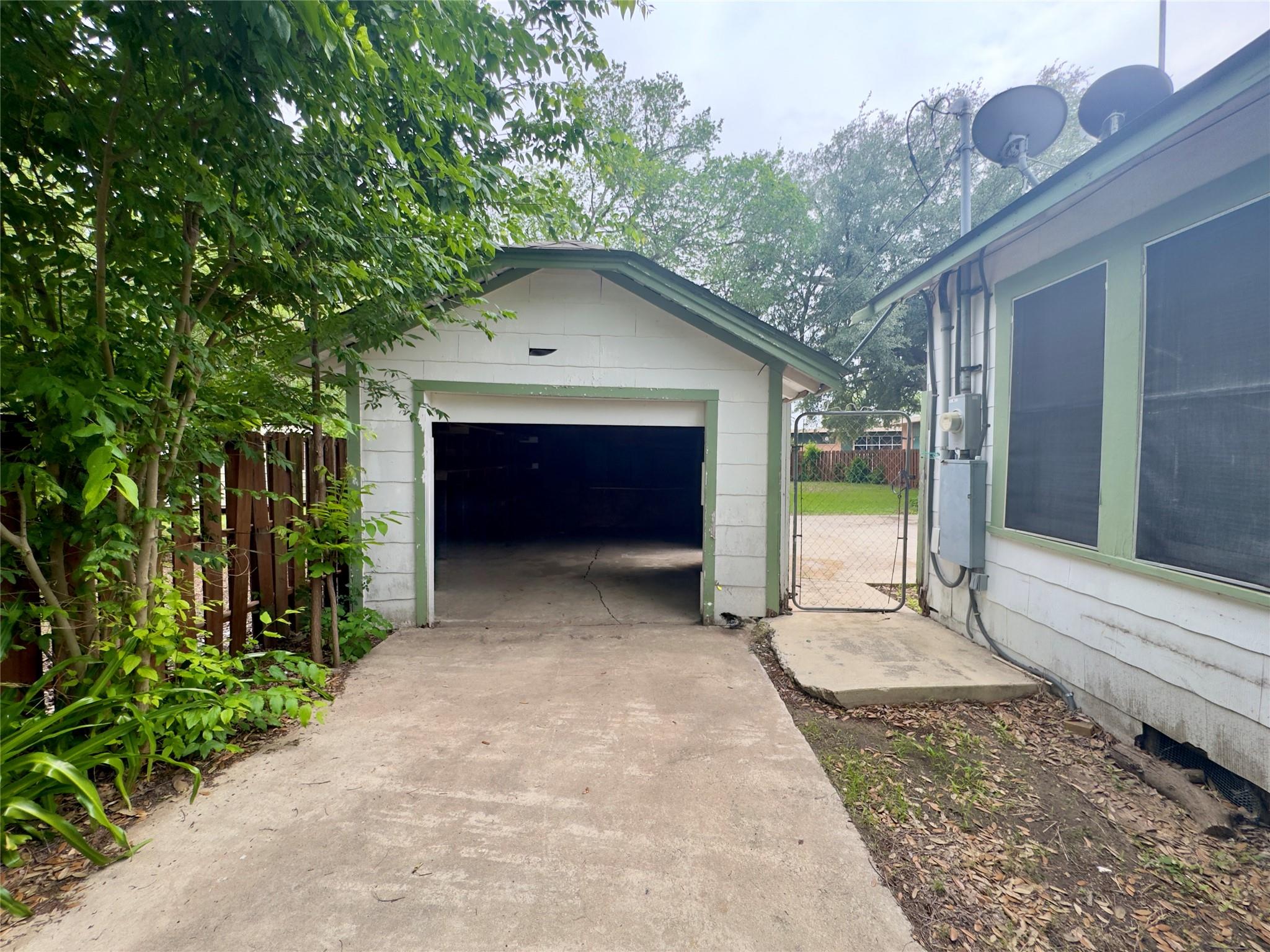 306 Bowie St, Luling, TX 78648