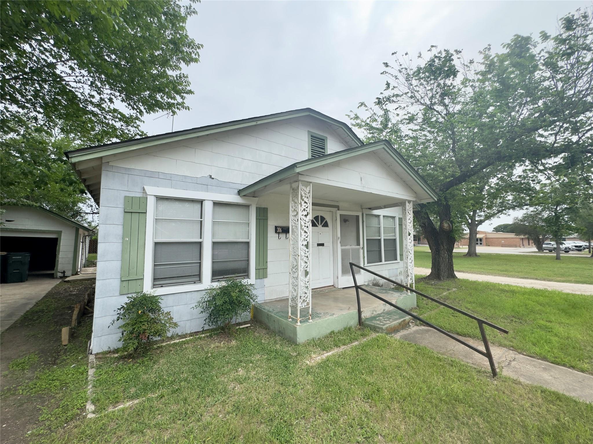 306 Bowie St, Luling, TX 78648