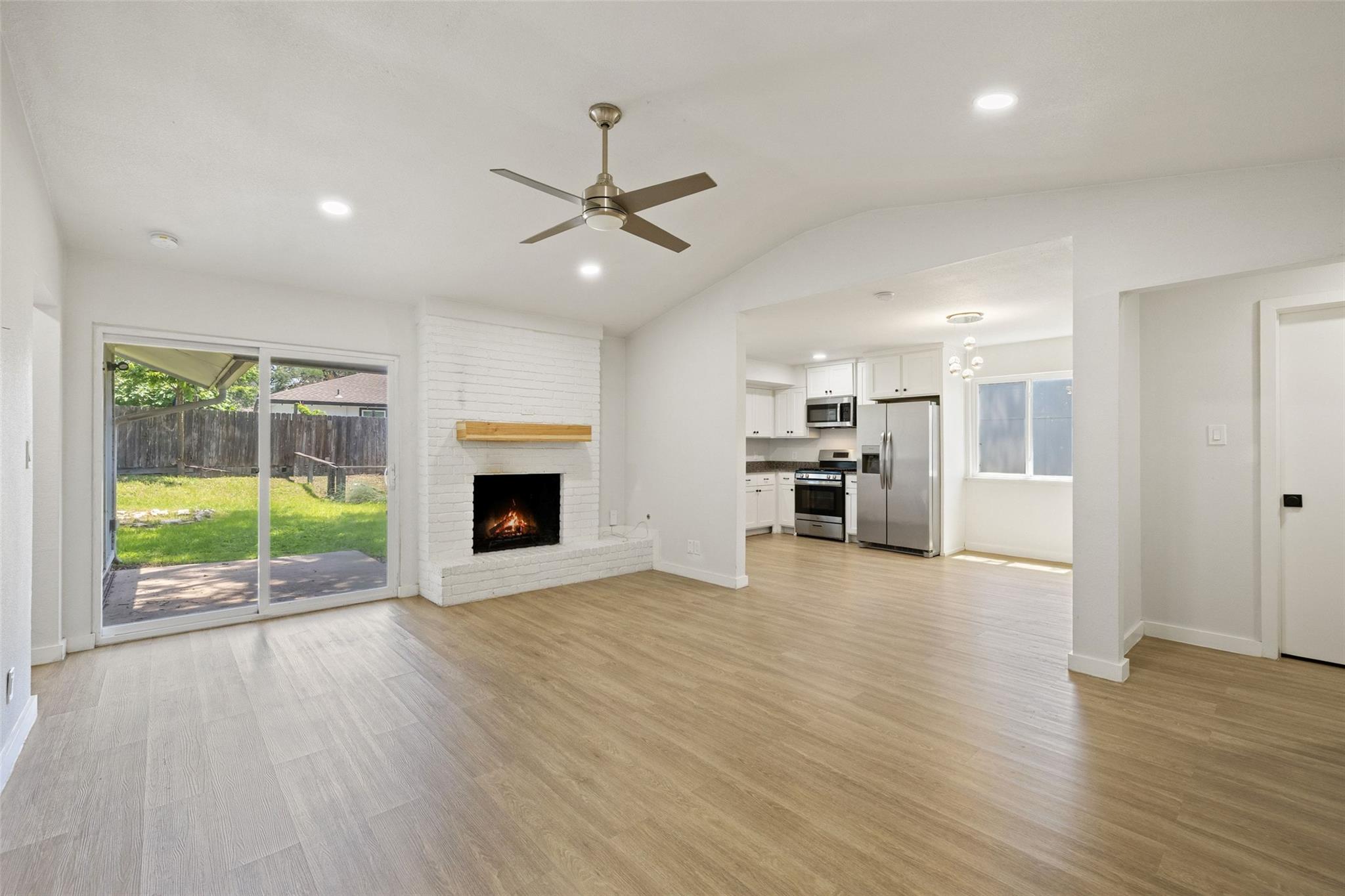 902 Hillside Oaks Dr, Austin, TX 78745
