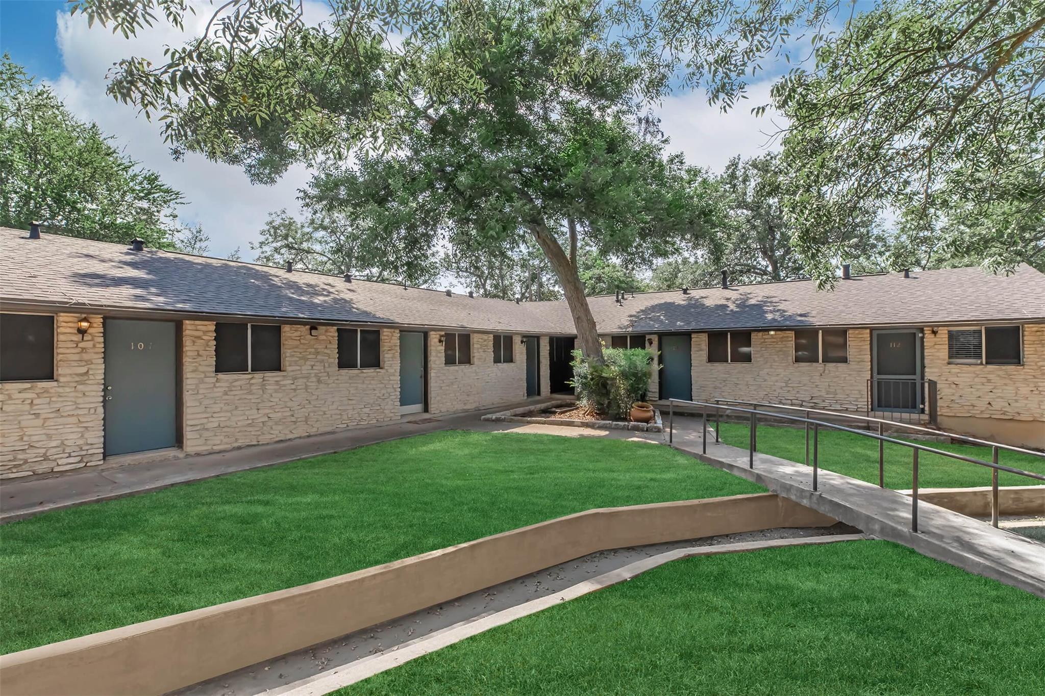 609 E 45th St # 104, Austin, TX 78751