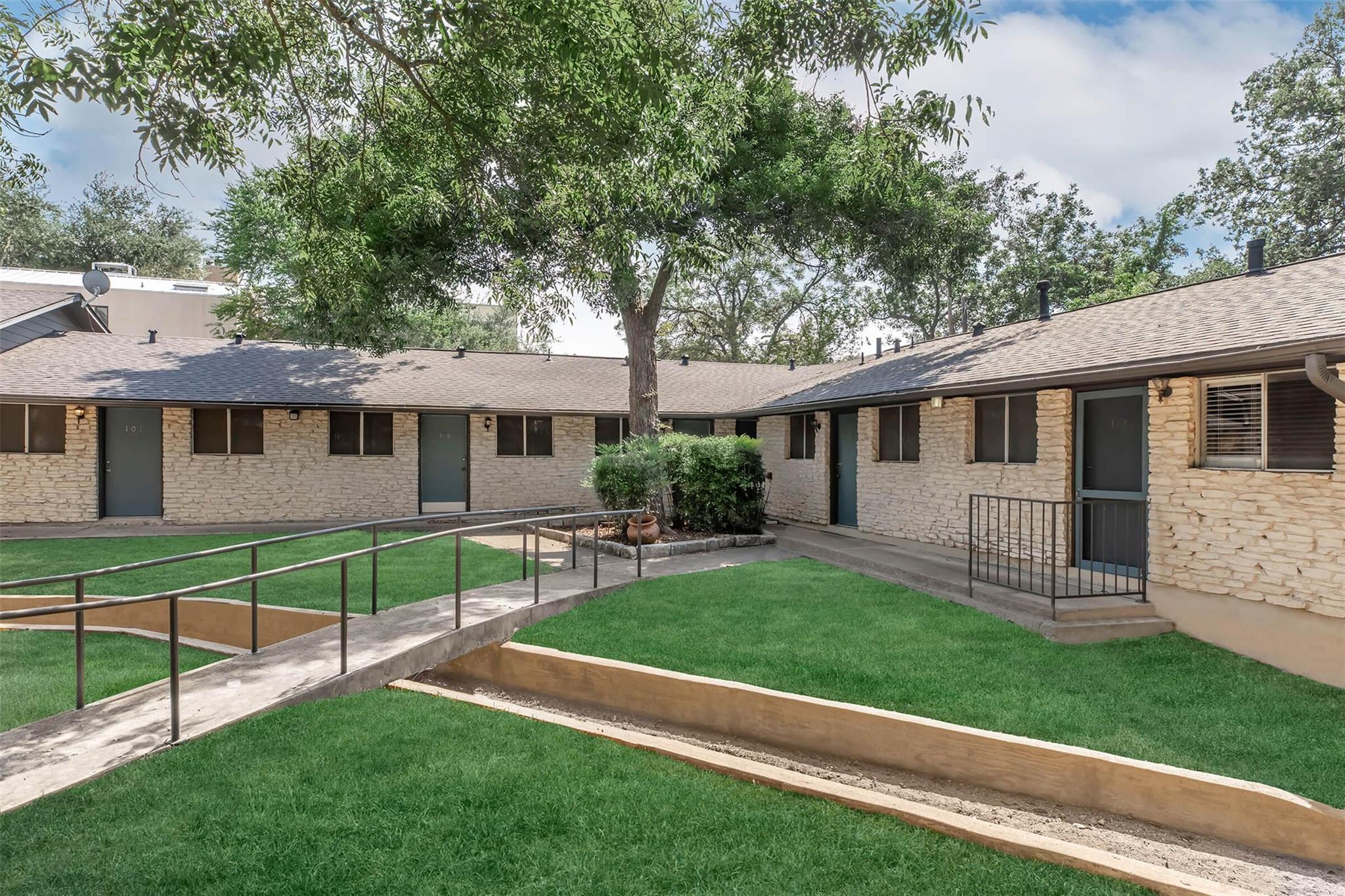 609 E 45th St # 104, Austin, TX 78751