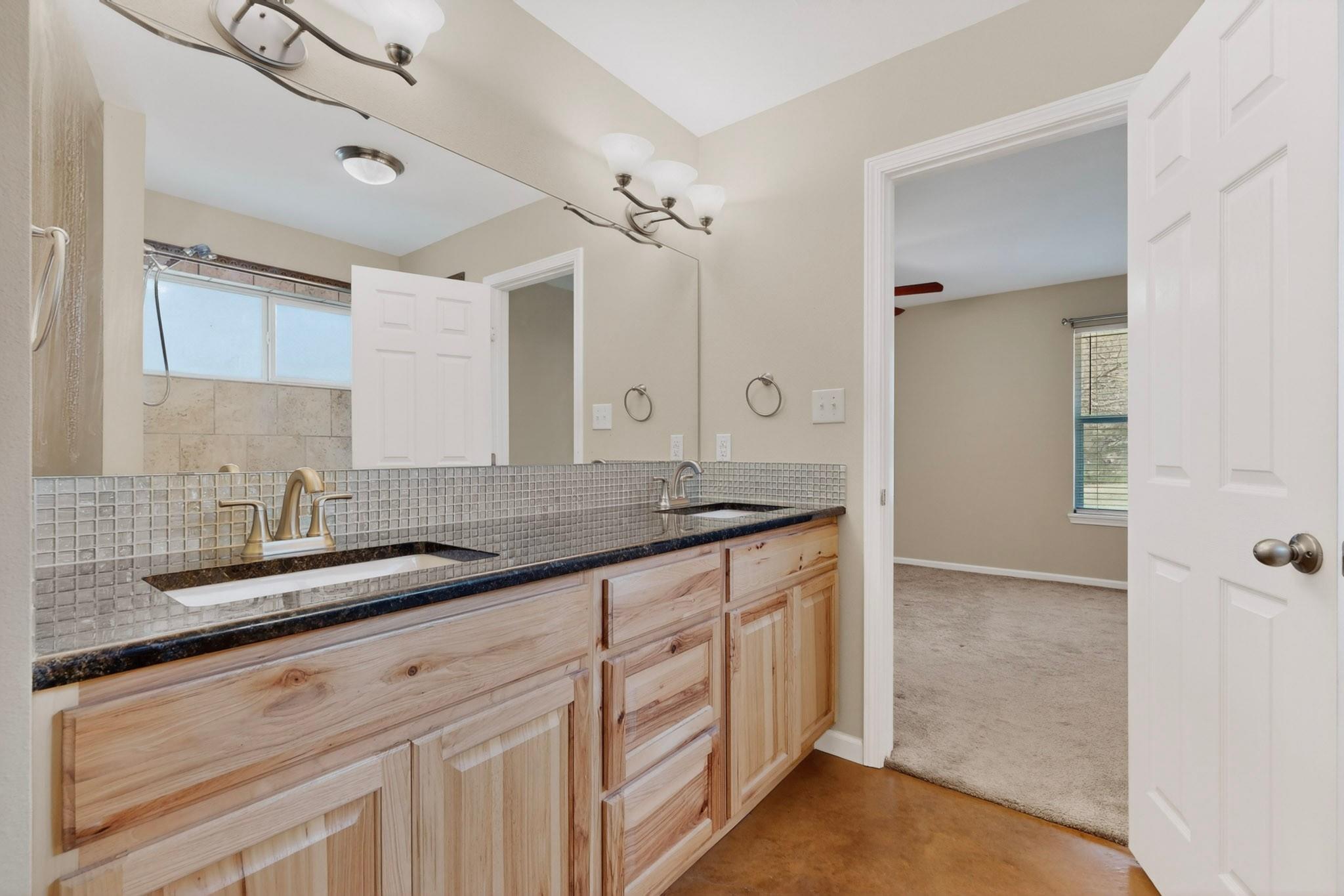 5 Las Flores Dr, Wimberley, TX 78676