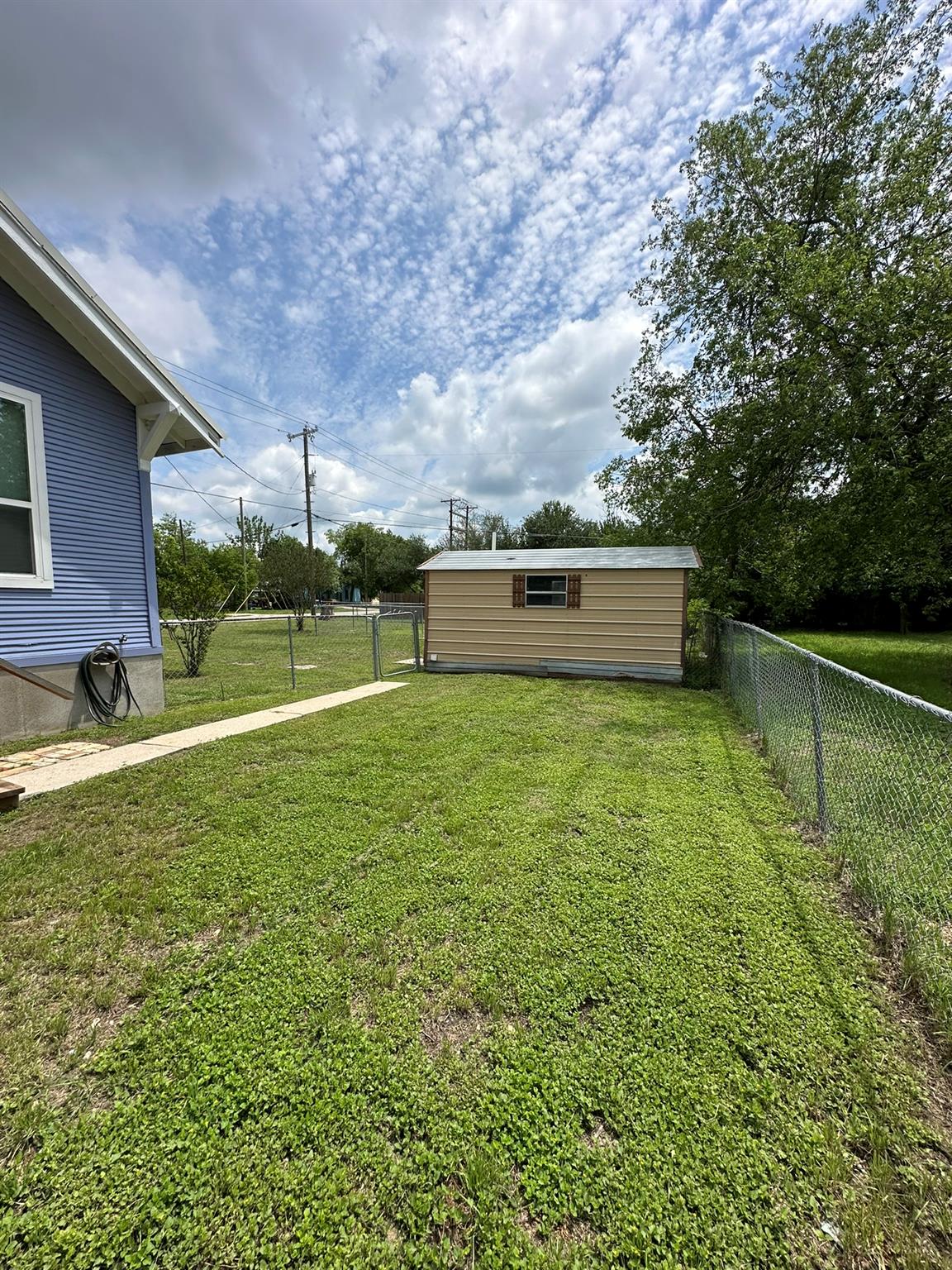 719 W 3rd St, Taylor, TX 76574