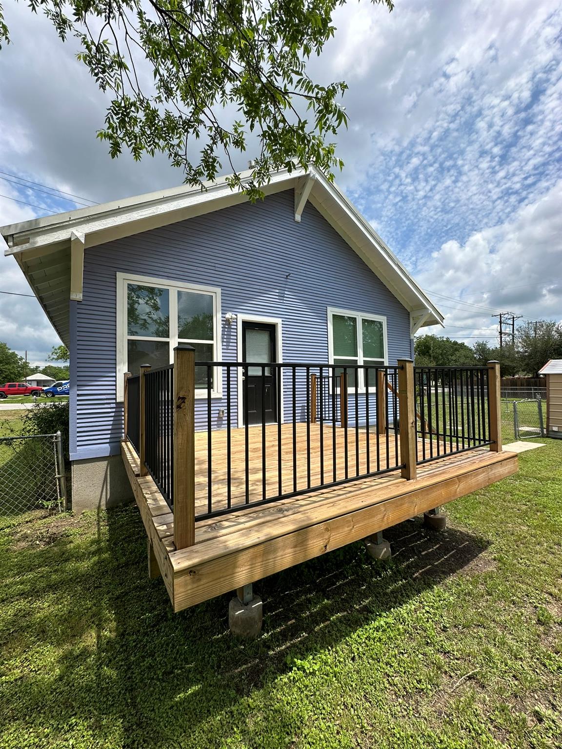 719 W 3rd St, Taylor, TX 76574