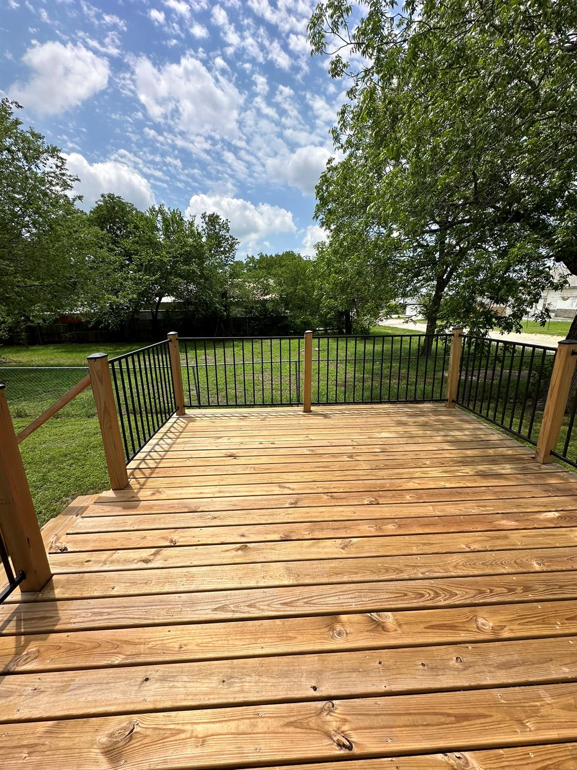 719 W 3rd St, Taylor, TX 76574