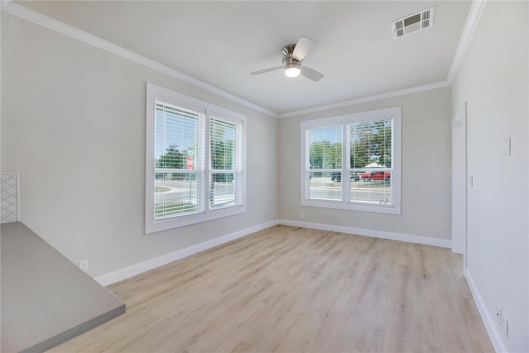 719 W 3rd St, Taylor, TX 76574