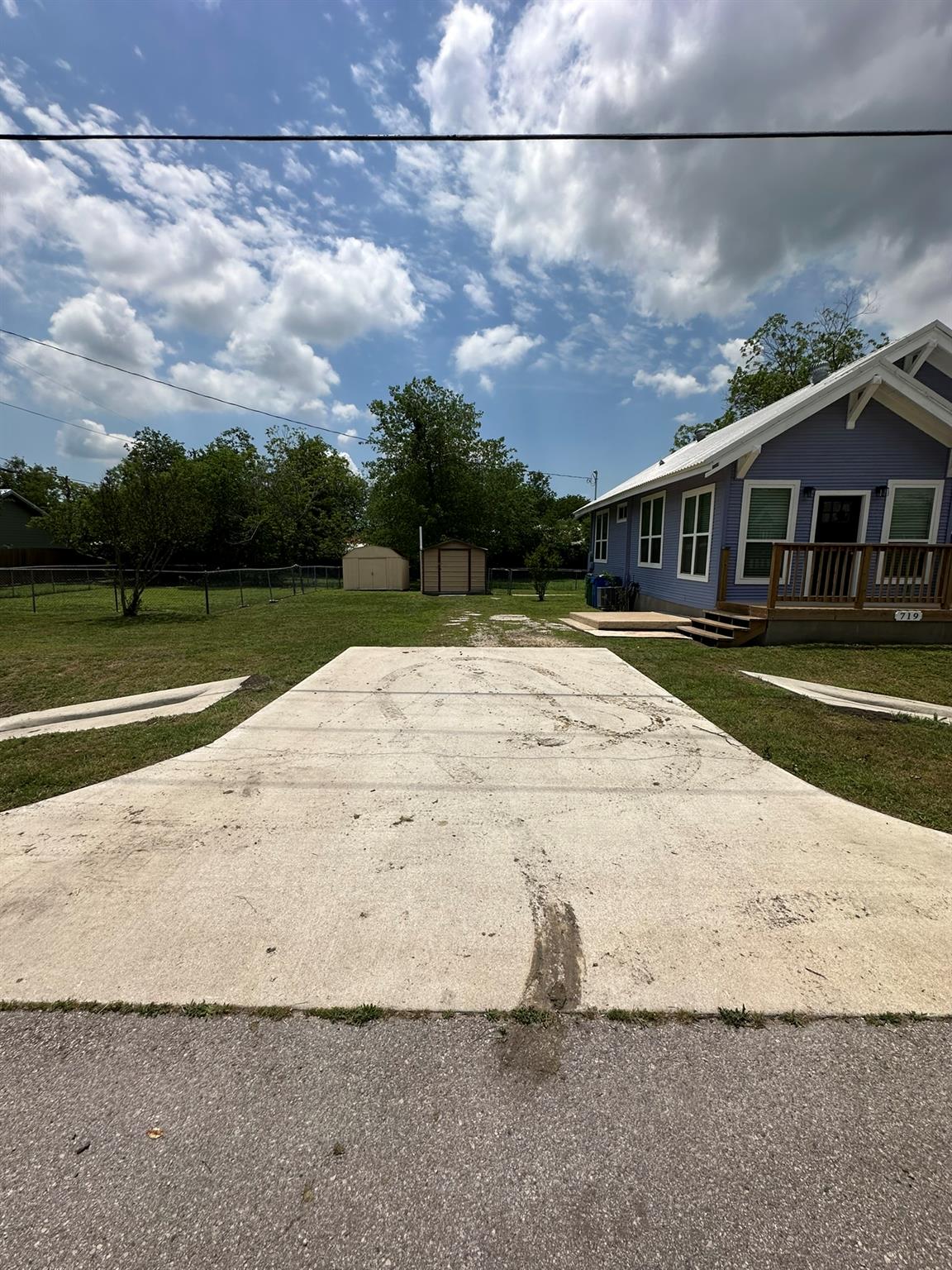 719 W 3rd St, Taylor, TX 76574