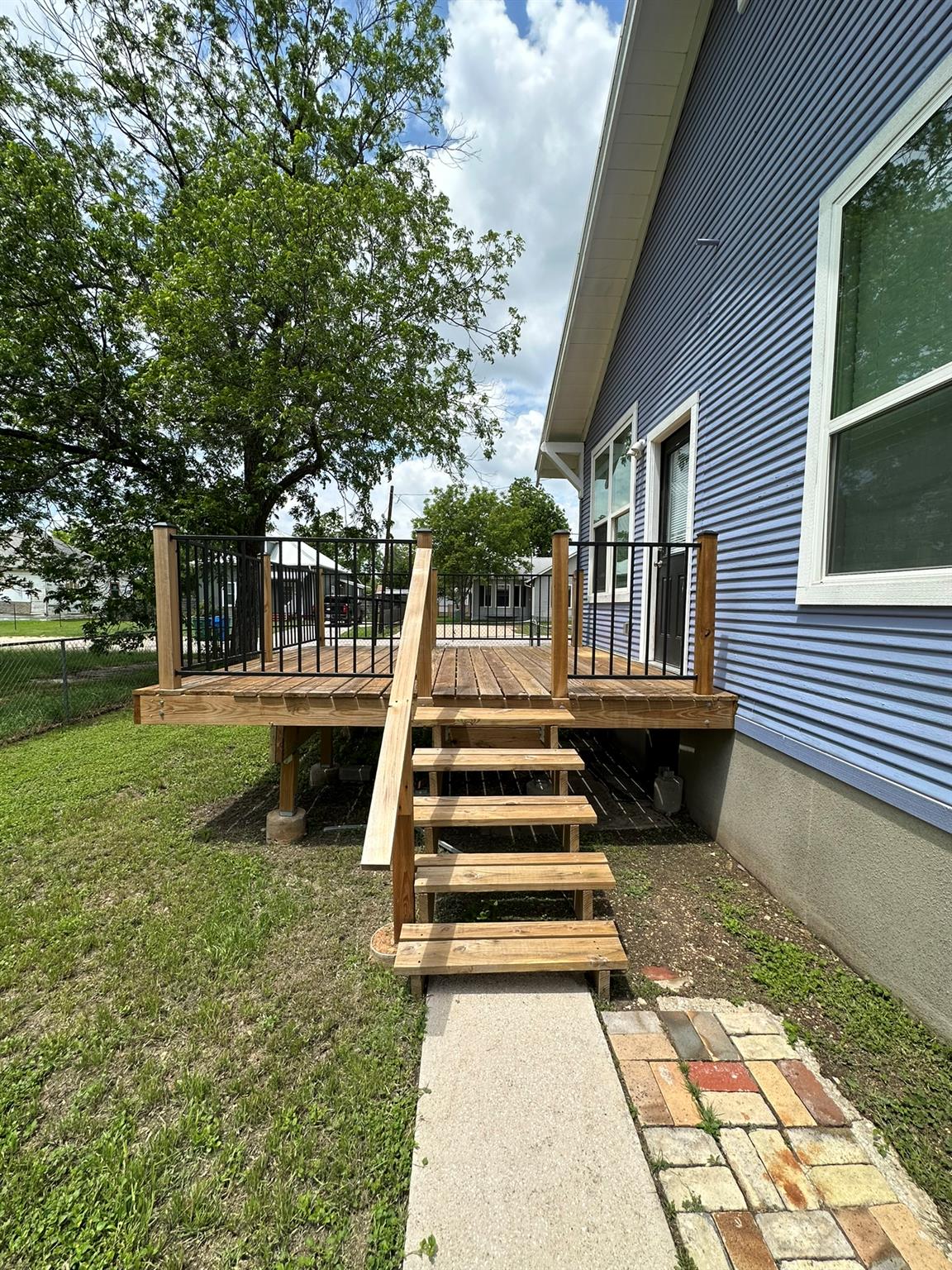 719 W 3rd St, Taylor, TX 76574