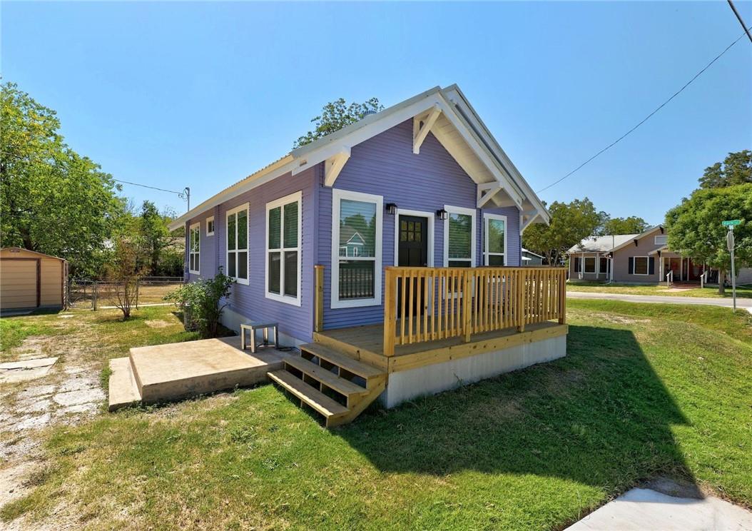719 W 3rd St, Taylor, TX 76574