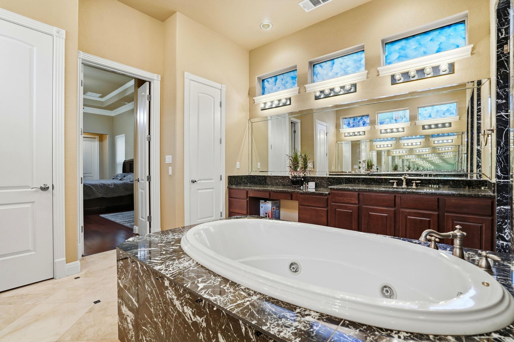 222 Vailco Ln, Austin, TX 78738
