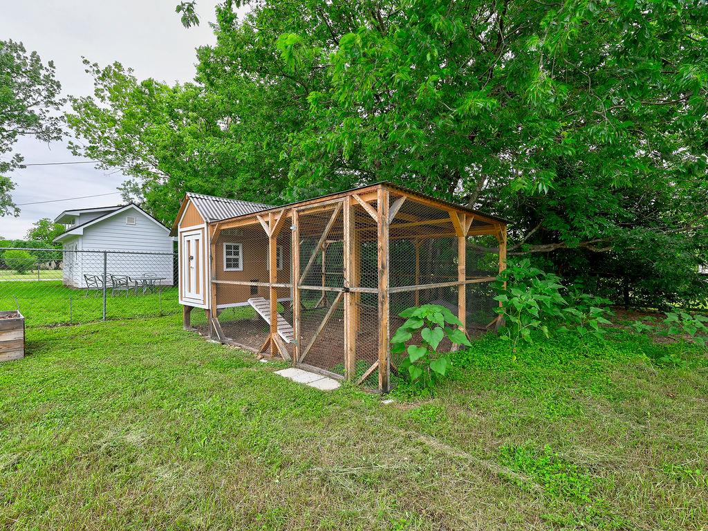 506 West St, Hutto, TX 78634