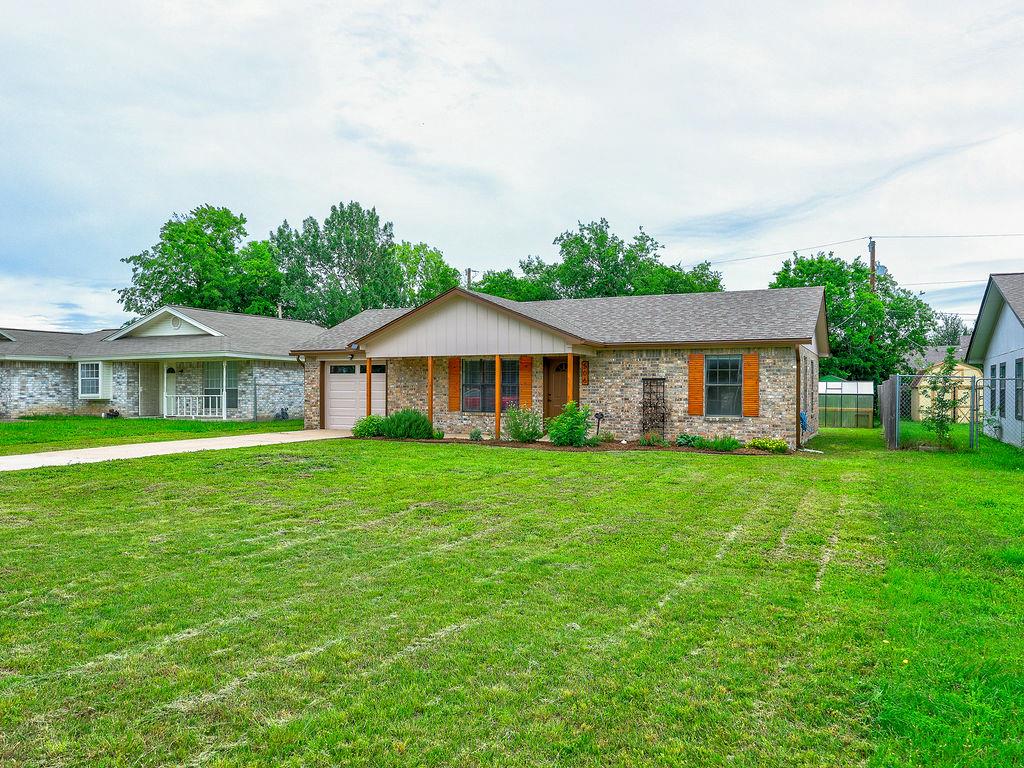 506 West St, Hutto, TX 78634