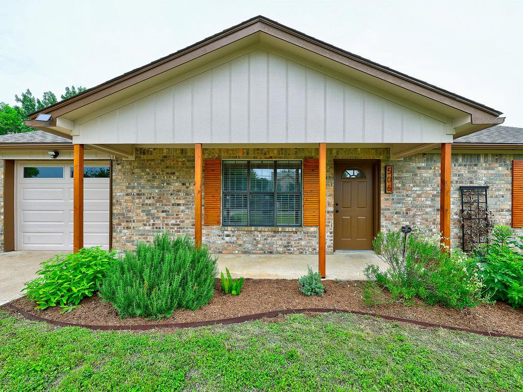 506 West St, Hutto, TX 78634