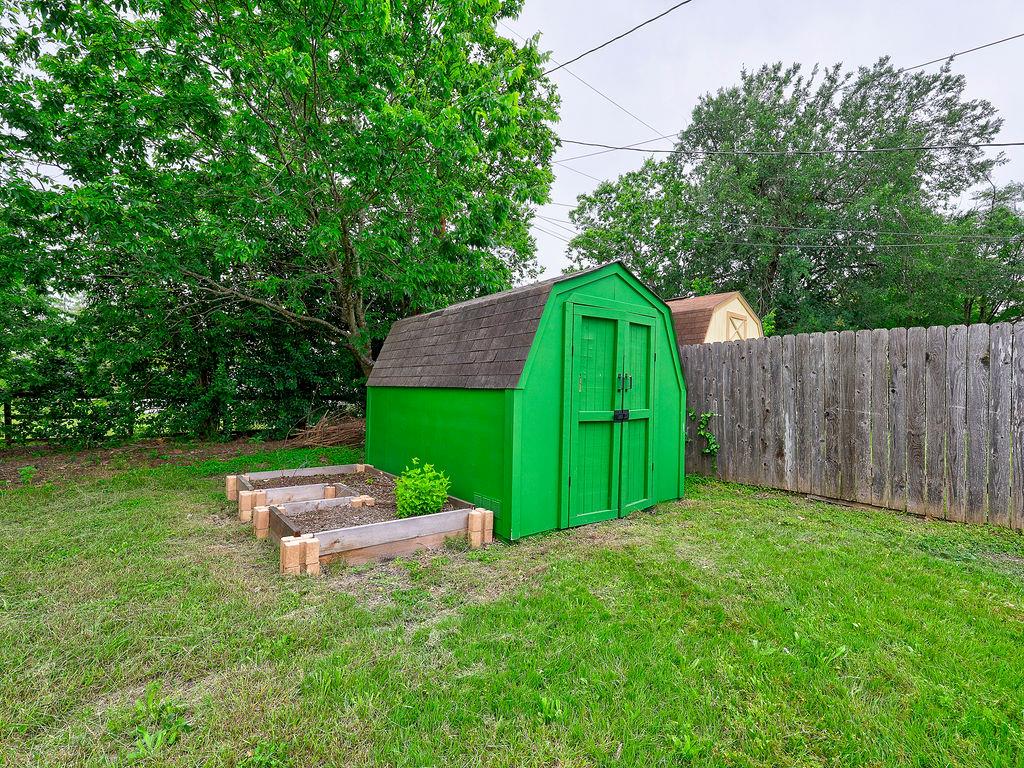 506 West St, Hutto, TX 78634