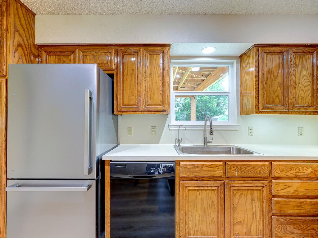 506 West St, Hutto, TX 78634