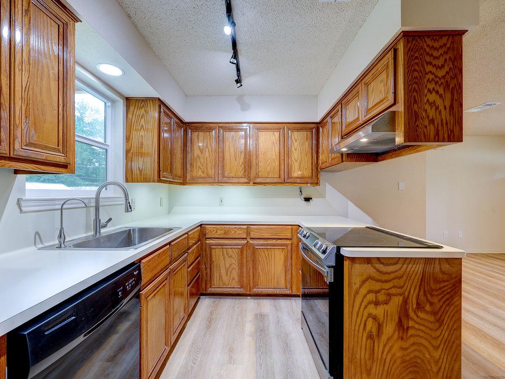506 West St, Hutto, TX 78634