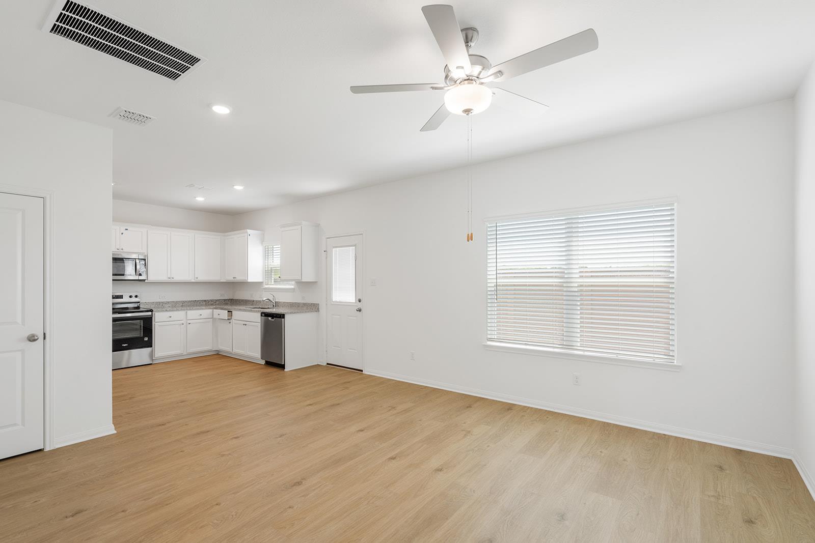 128 Desert Hare Dr, Jarrell, TX 76537