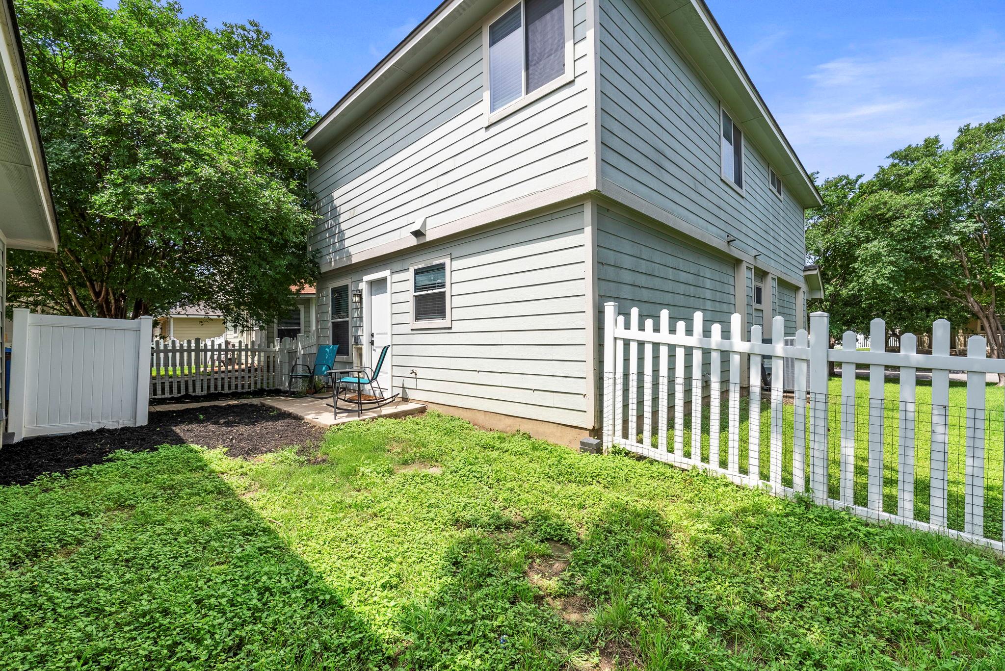 525 Rolling Oak Dr, Round Rock, TX 78664