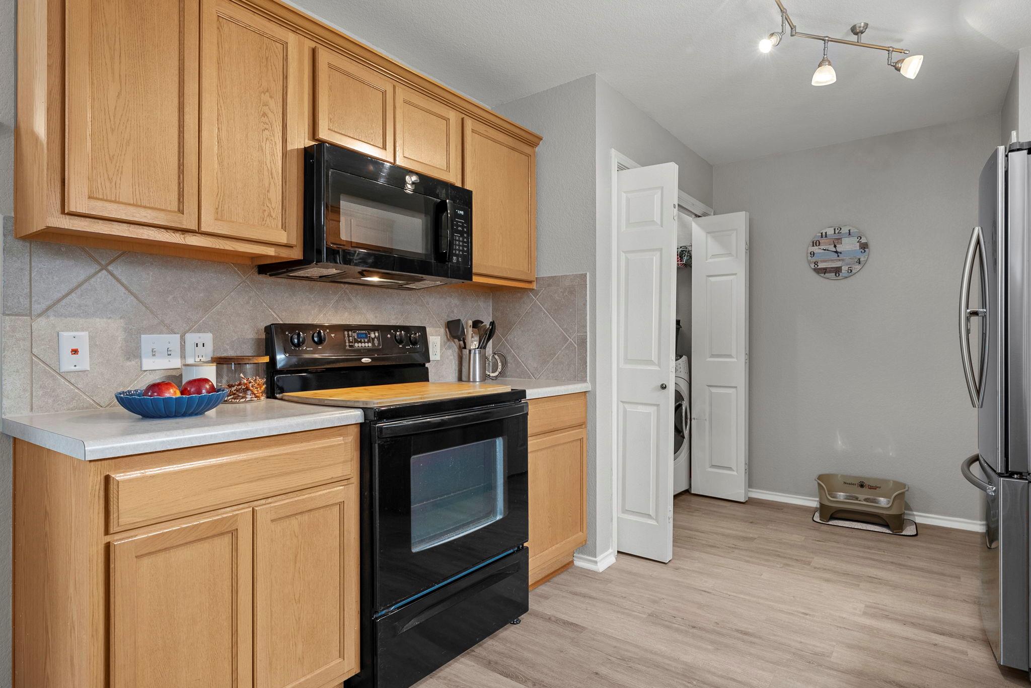 525 Rolling Oak Dr, Round Rock, TX 78664