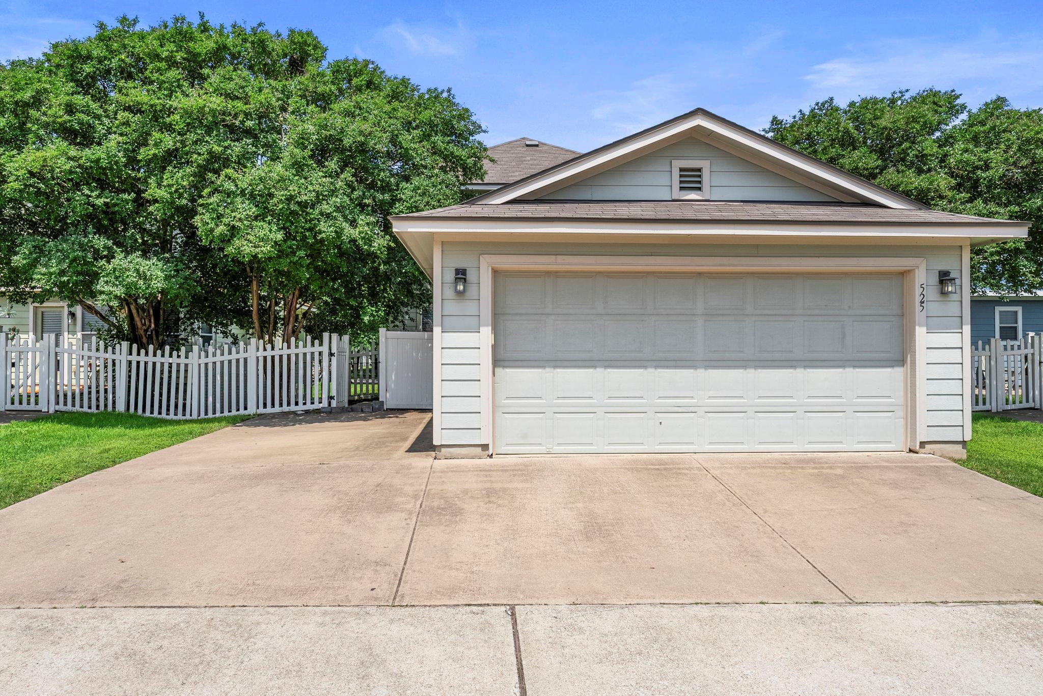 525 Rolling Oak Dr, Round Rock, TX 78664
