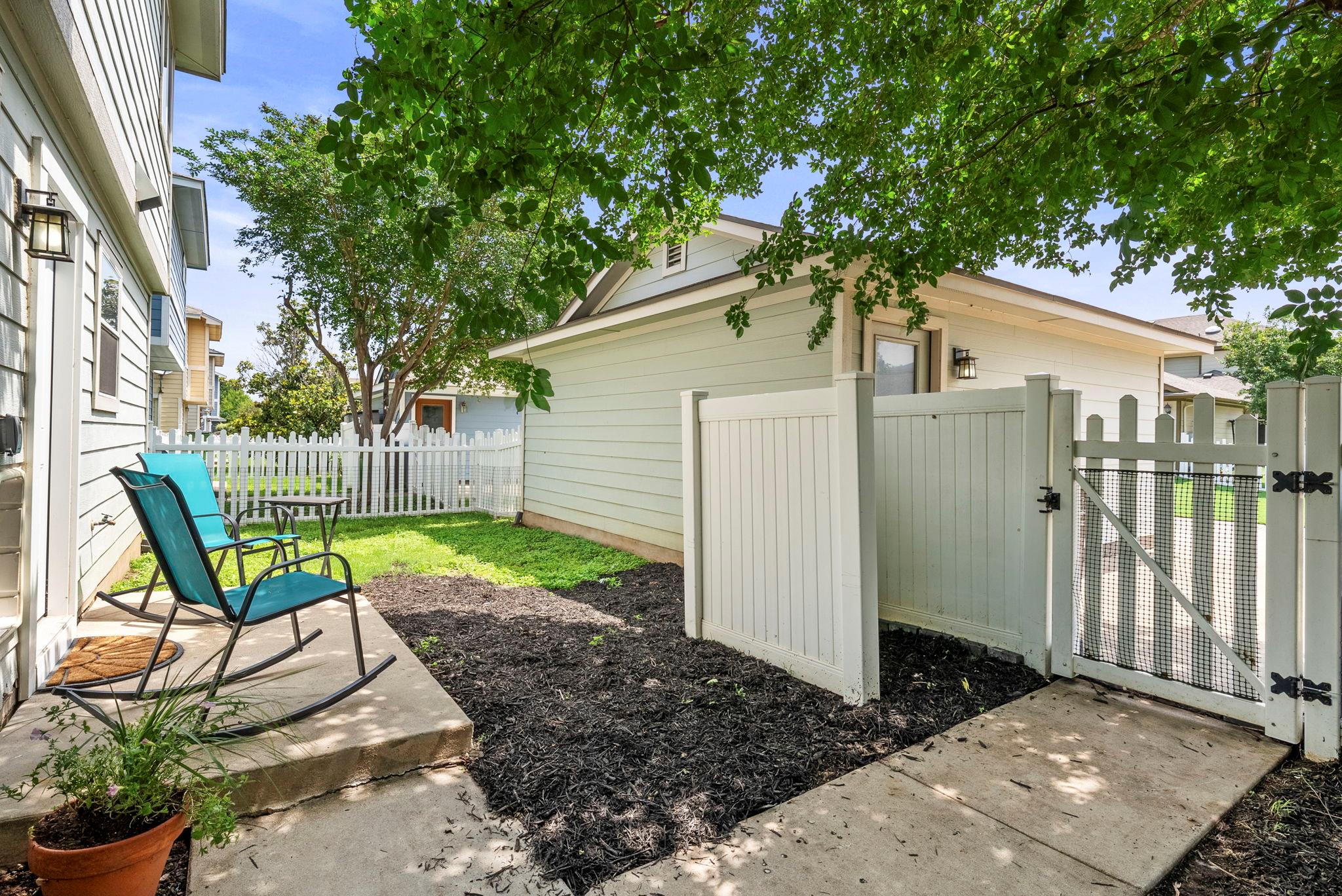 525 Rolling Oak Dr, Round Rock, TX 78664
