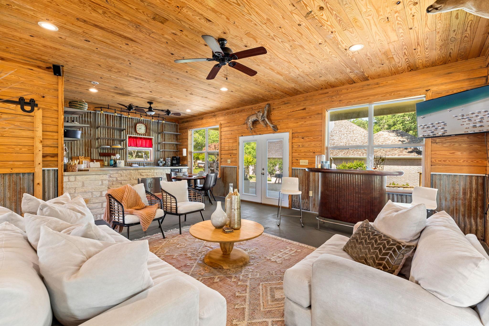 326 Red Bird Ln, Kingsbury, TX 78638