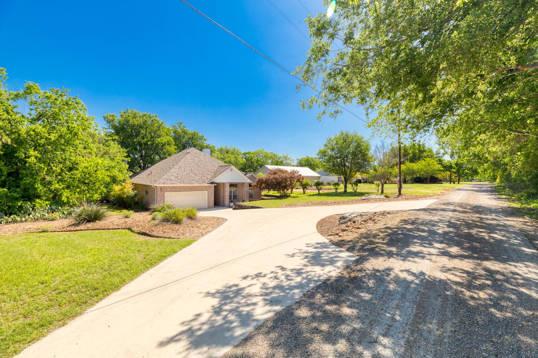 326 Red Bird Ln, Kingsbury, TX 78638