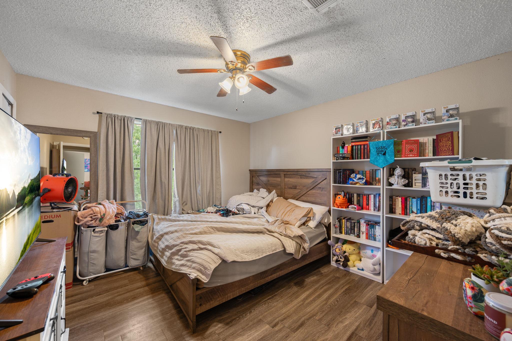 128 Hillside Dr, Elgin, TX 78621