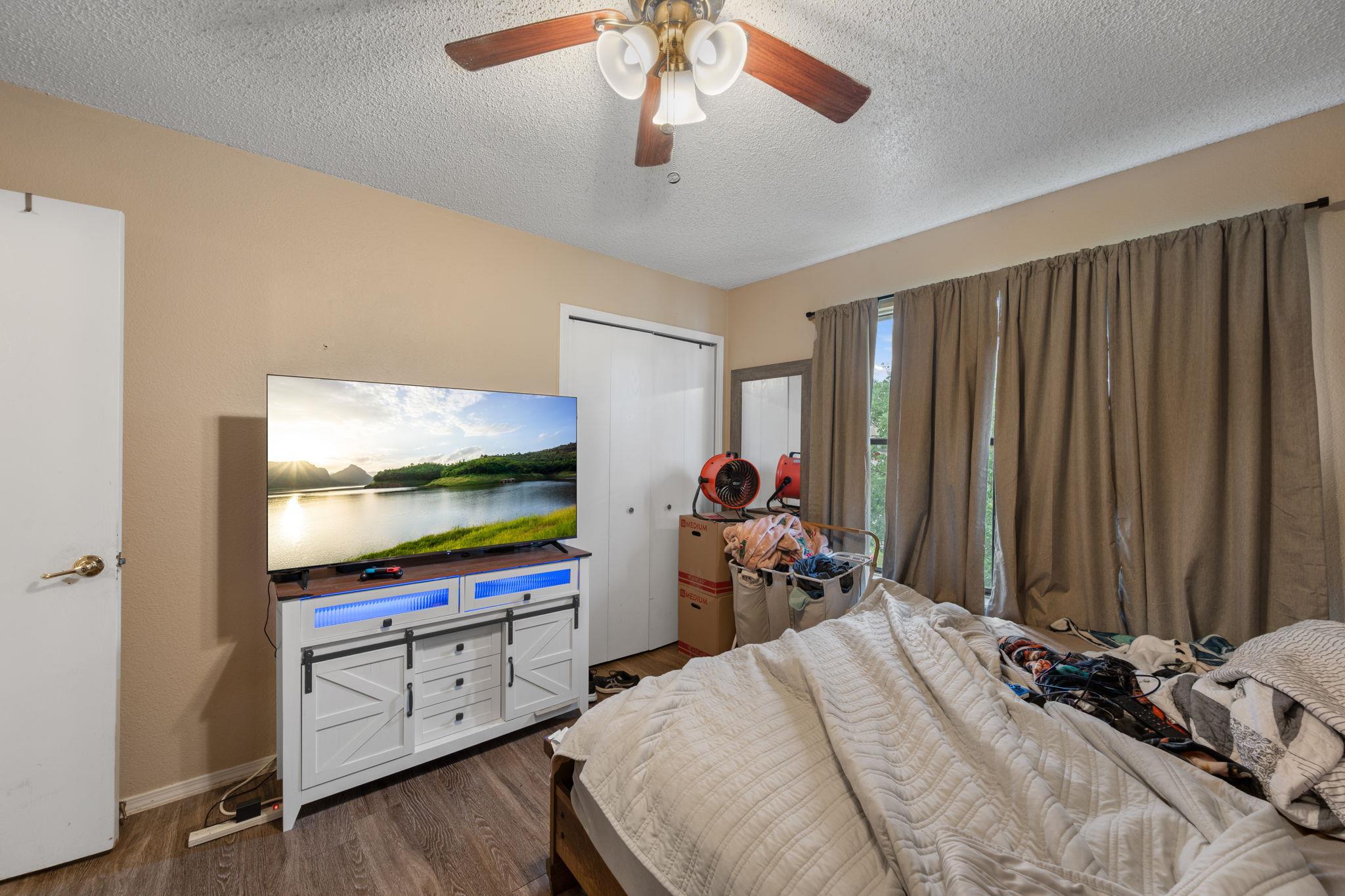 128 Hillside Dr, Elgin, TX 78621