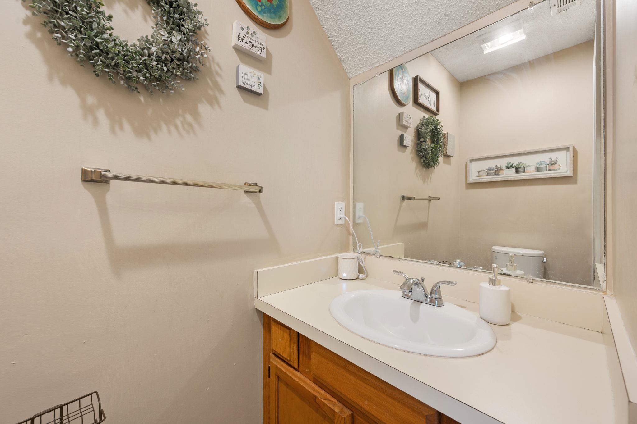 128 Hillside Dr, Elgin, TX 78621
