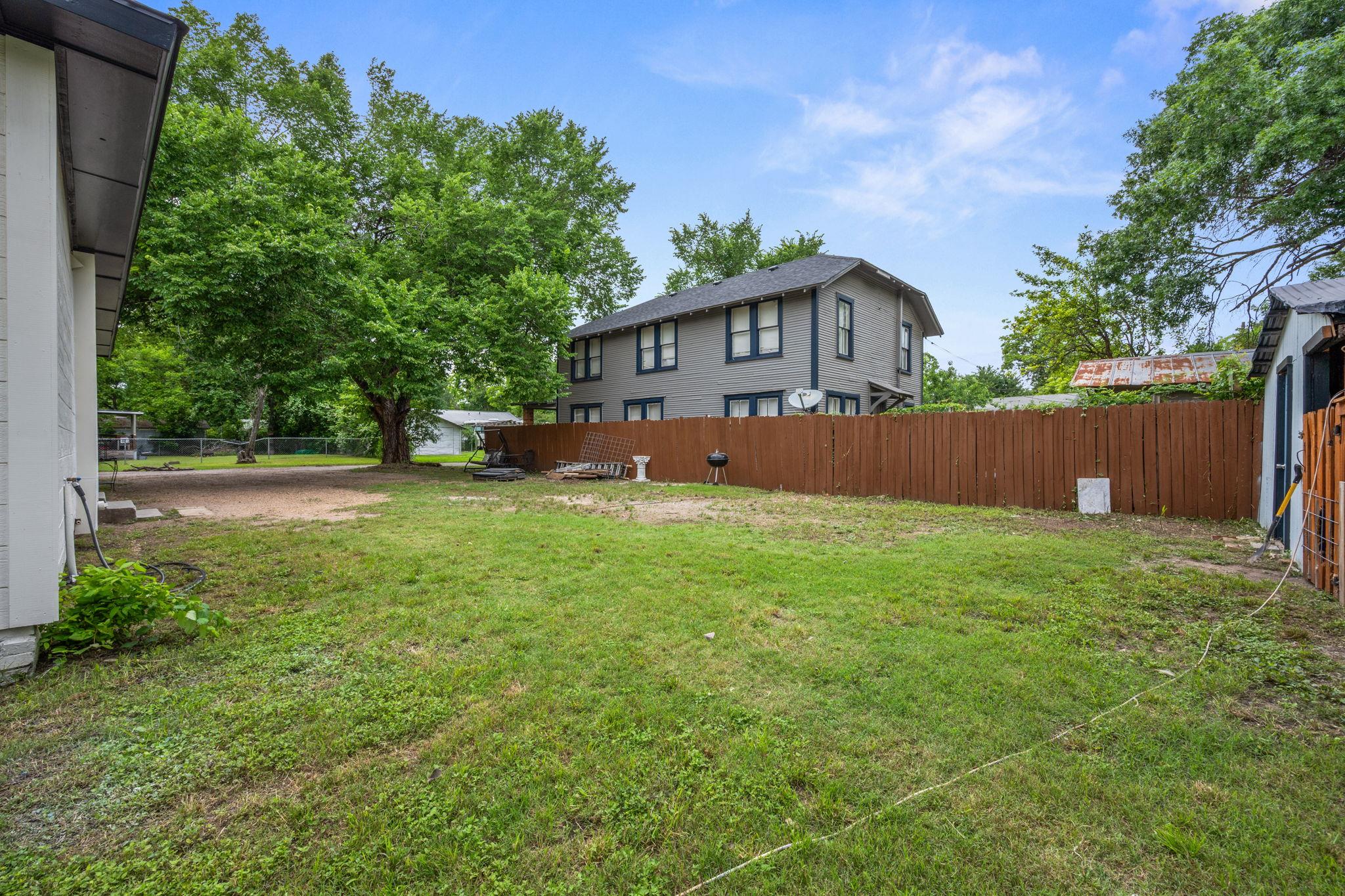 602 E 6th St, Cameron, TX 76520