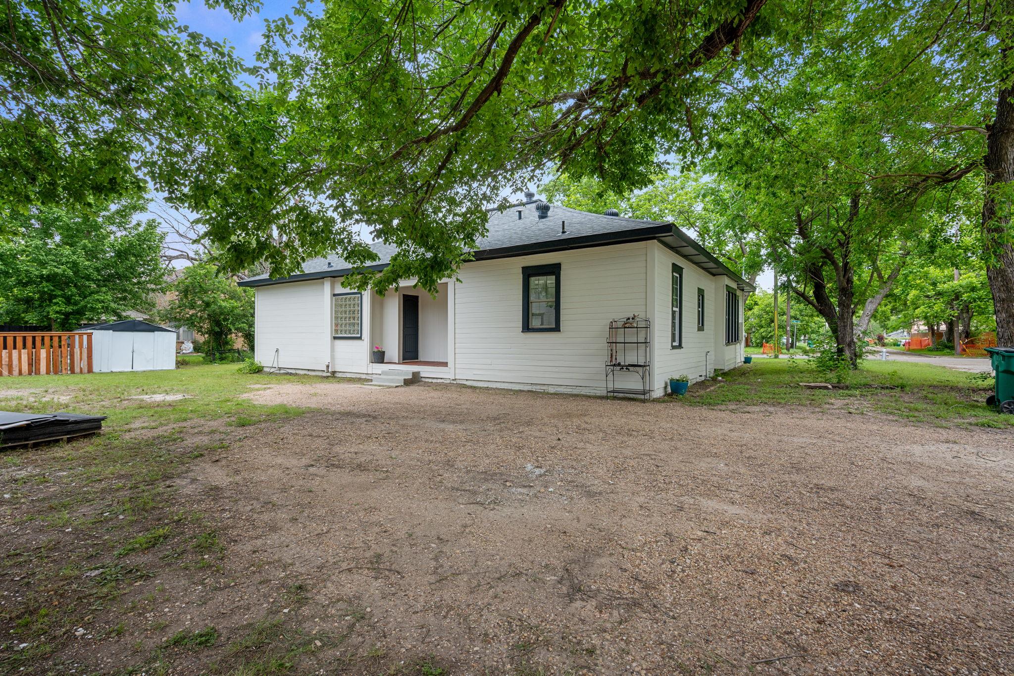 602 E 6th St, Cameron, TX 76520
