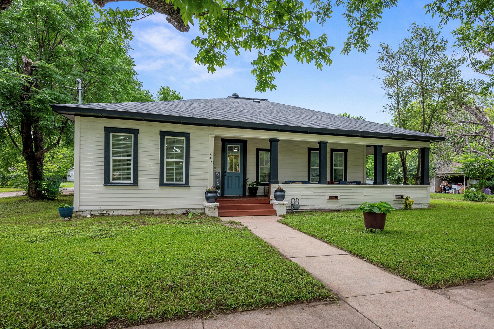 602 E 6th St, Cameron, TX 76520