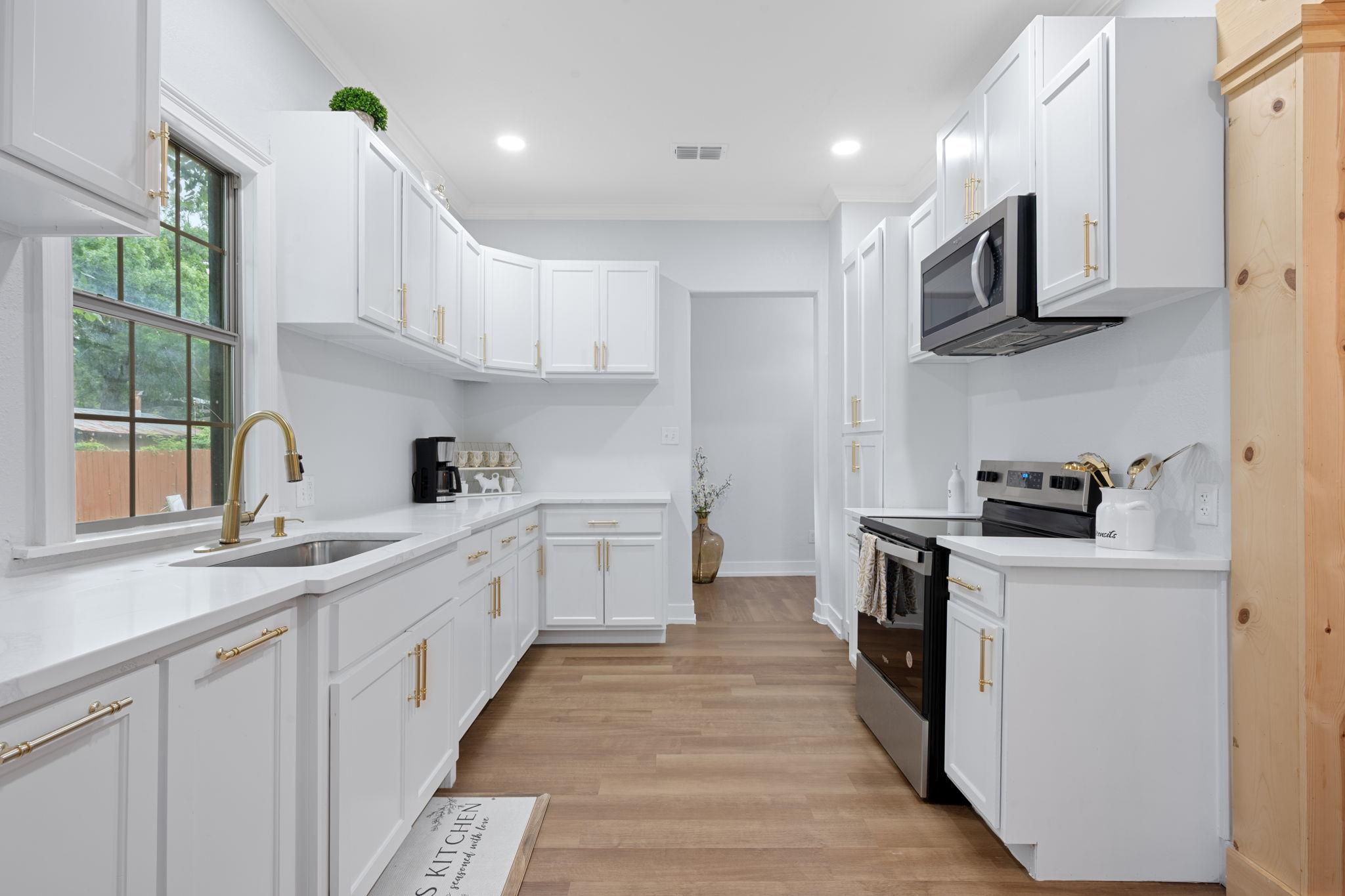 602 E 6th St, Cameron, TX 76520