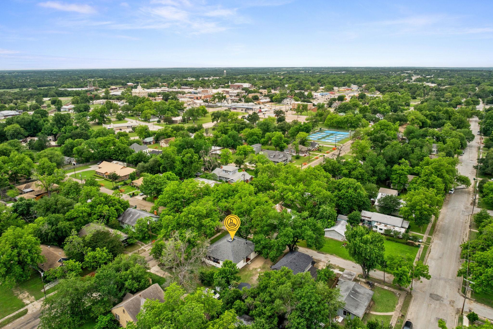 602 E 6th St, Cameron, TX 76520