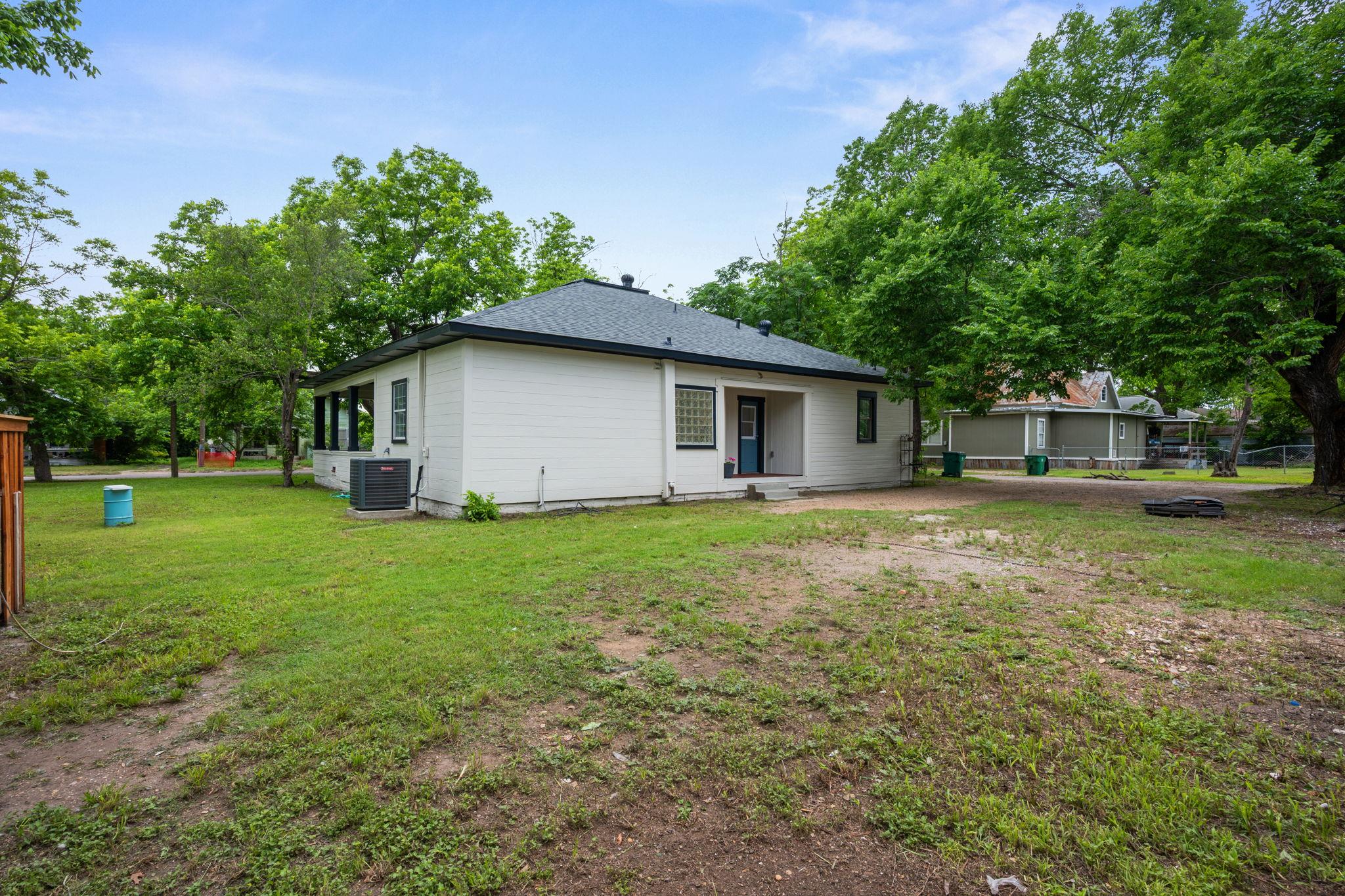 602 E 6th St, Cameron, TX 76520