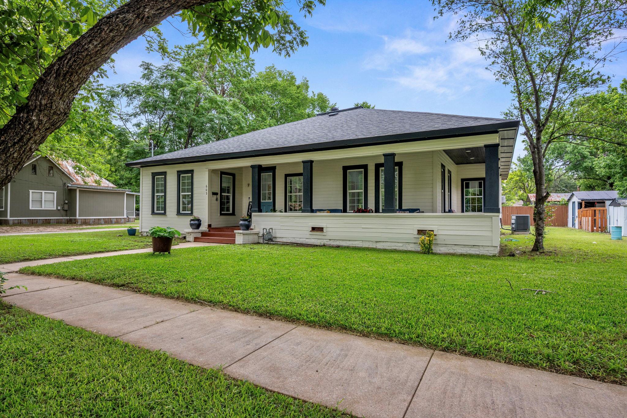 602 E 6th St, Cameron, TX 76520